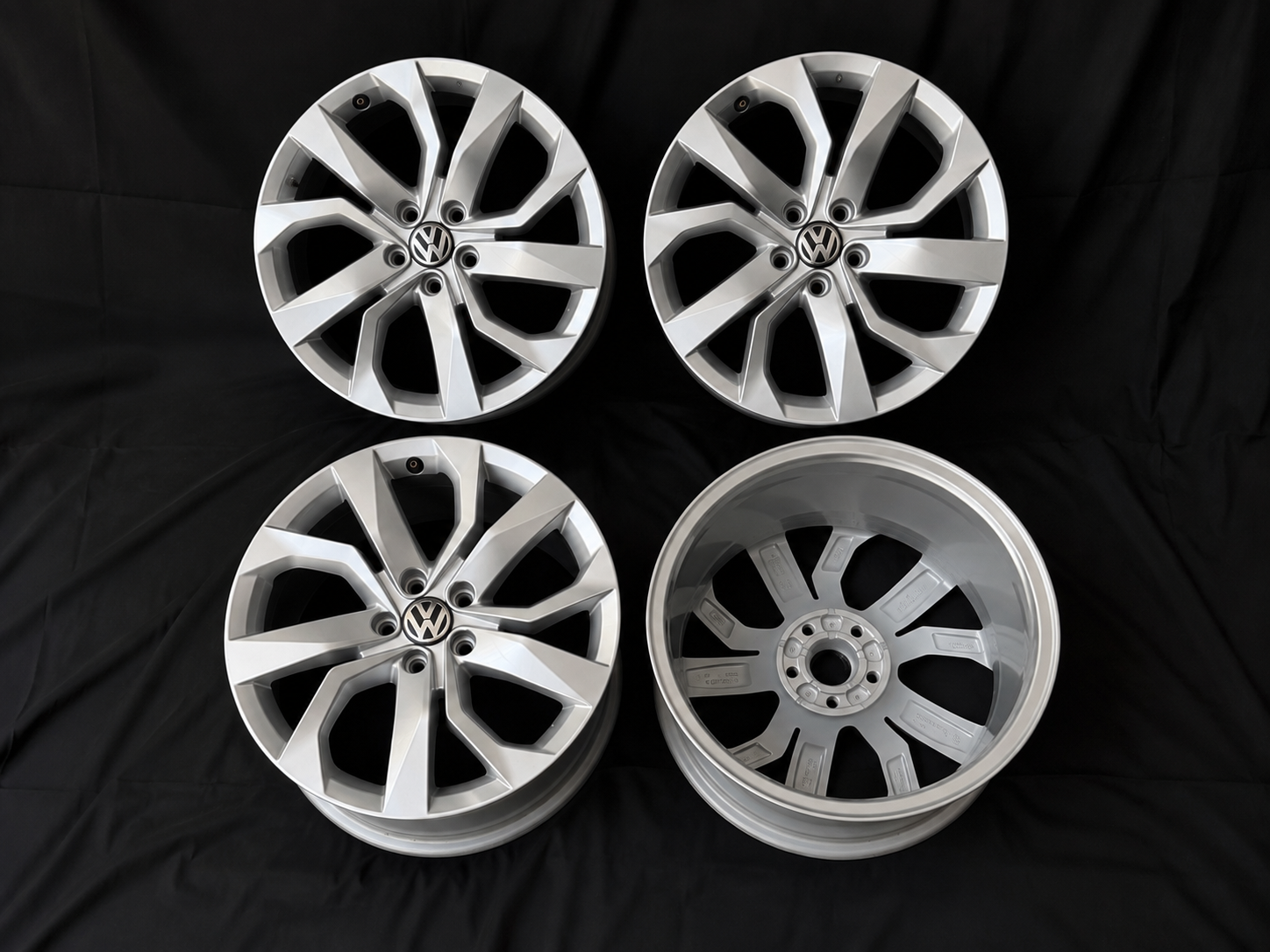 4 Rines 18” Volkswagen Tiguan Taos Golf Jetta MK6 MK7 Passat New Beetle Originales Nuevos 5x112