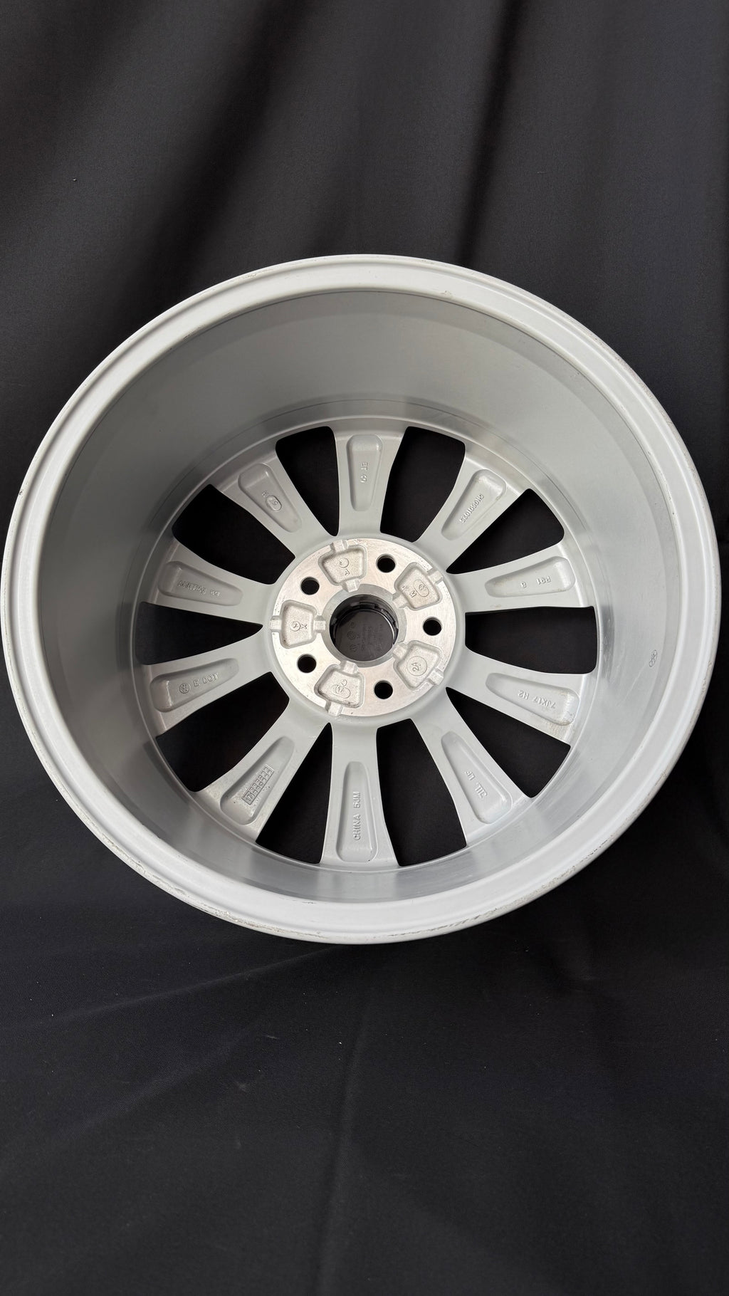 1 Rin 17” Volkswagen Tiguan Taos Golf Jetta MK6 MK7 Original Nuevo 5x112