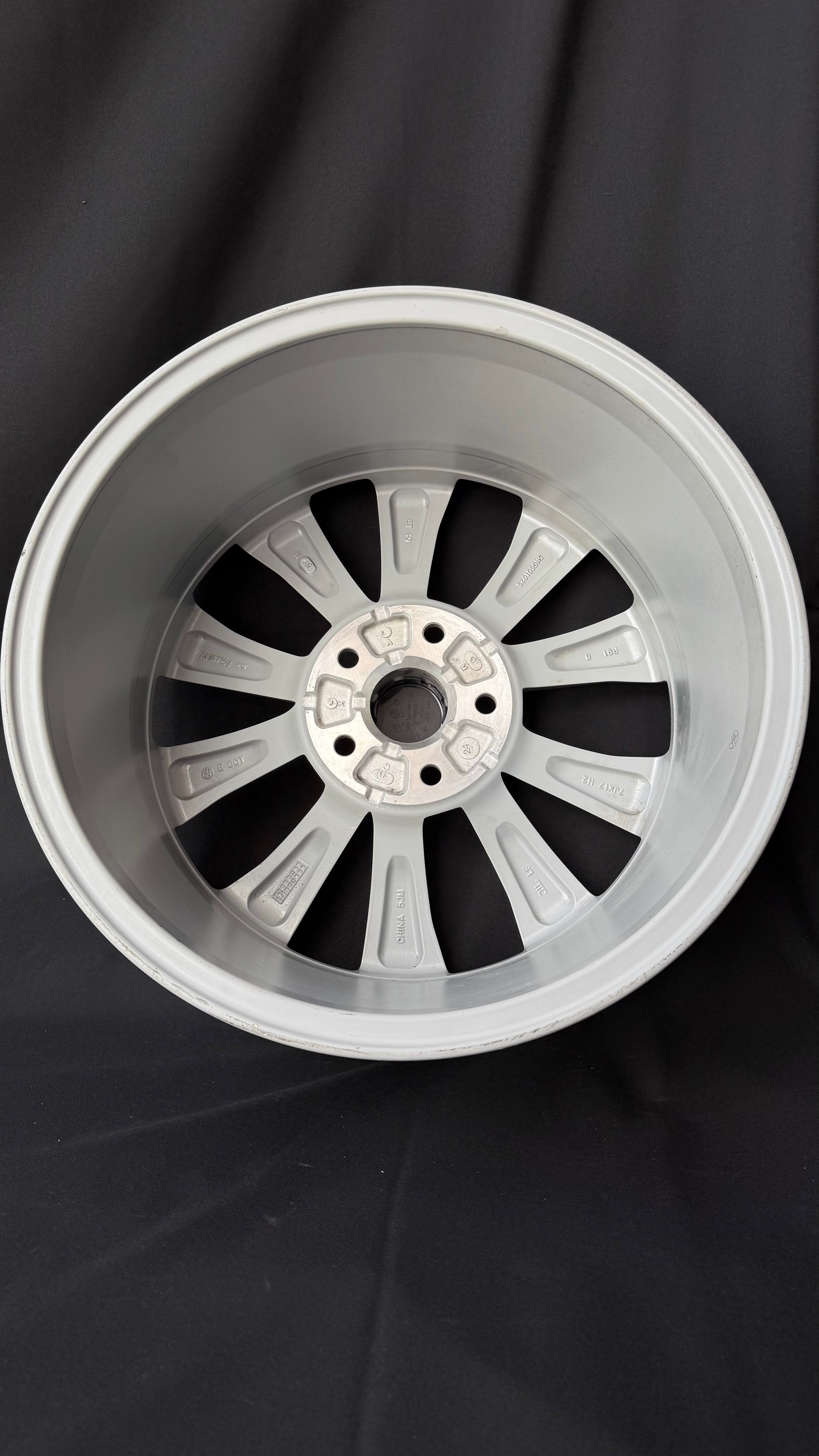 1 Rin 17” Volkswagen Tiguan Taos Golf Jetta MK6 MK7 Original Nuevo 5x112