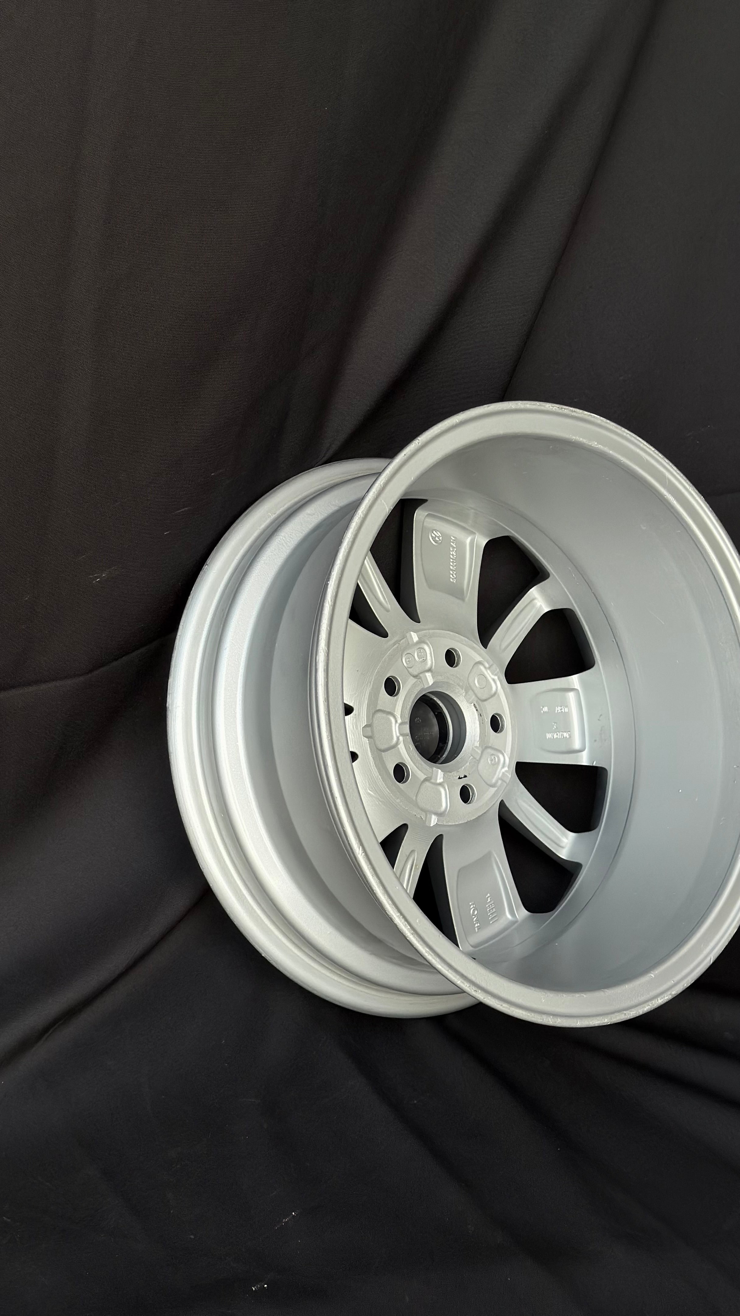 1 Rin 16” Volkswagen Golf Jetta MK6 MK7 Seminuevo 5x112