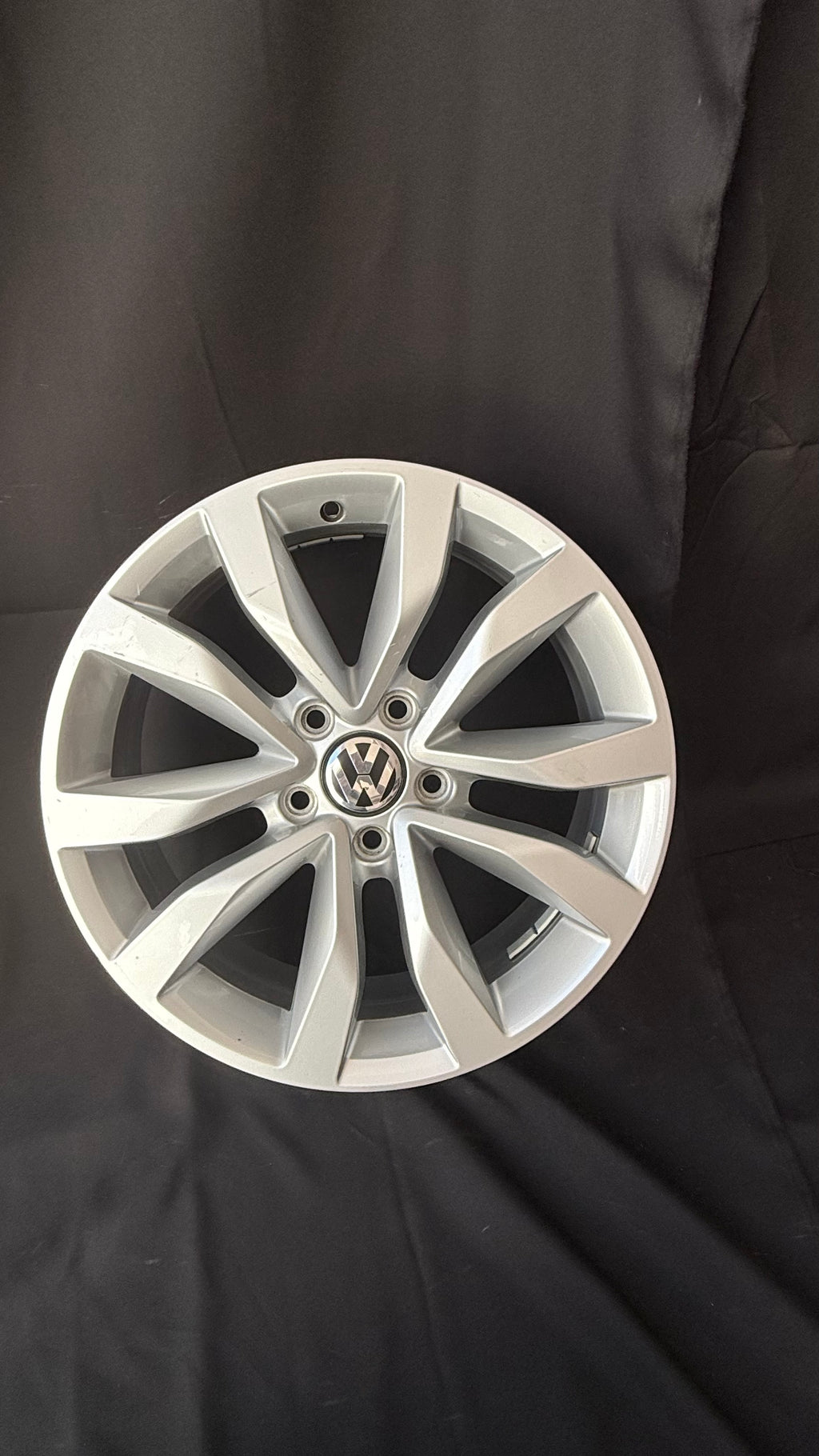 1 Rin 17” Volkswagen Original Seminuevo Tiguan Taos Golf Jetta MK6 MK7 Passat New Beetle