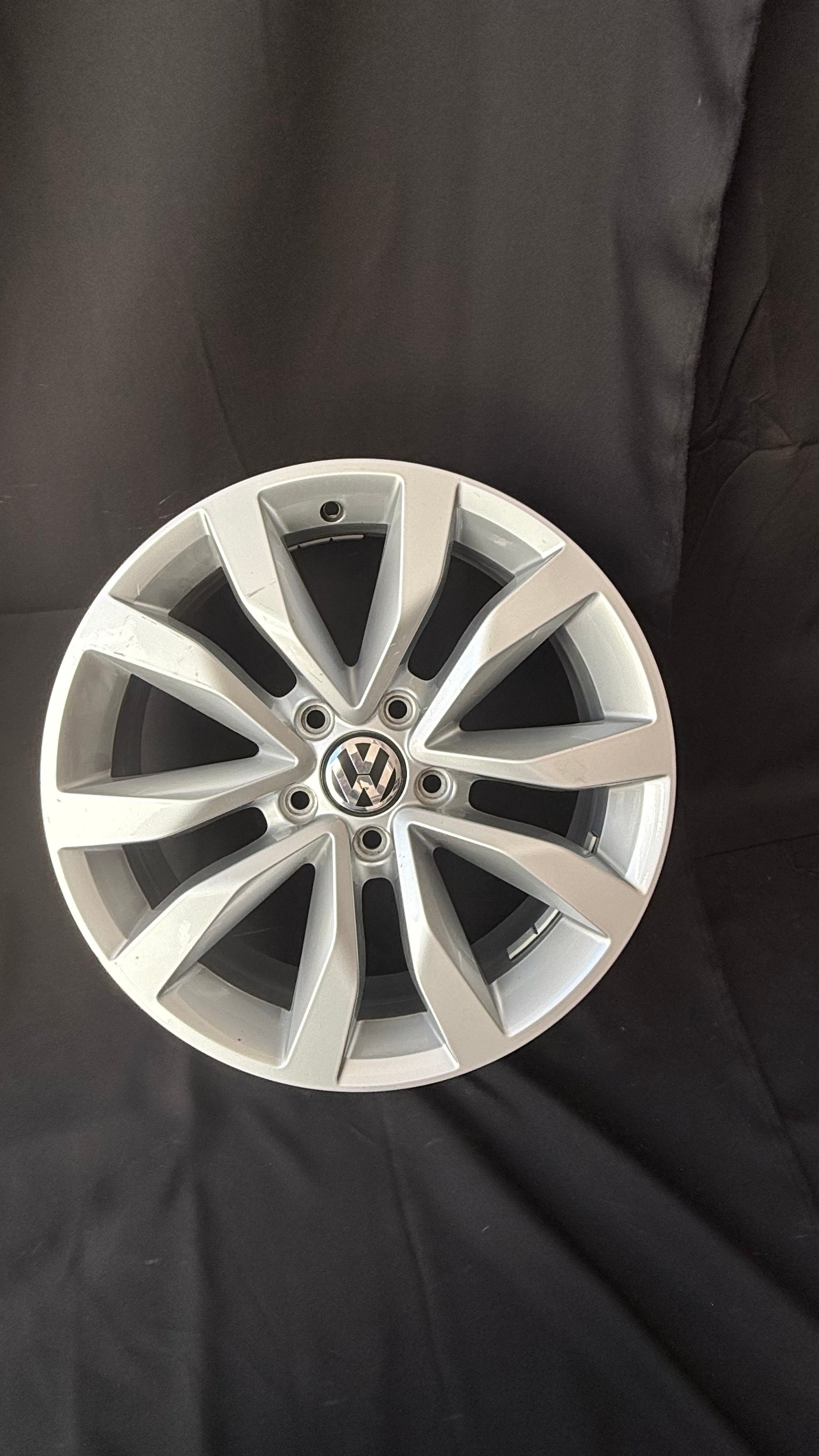 1 Rin 17” Volkswagen Original Seminuevo Tiguan Taos Golf Jetta MK6 MK7 Passat New Beetle