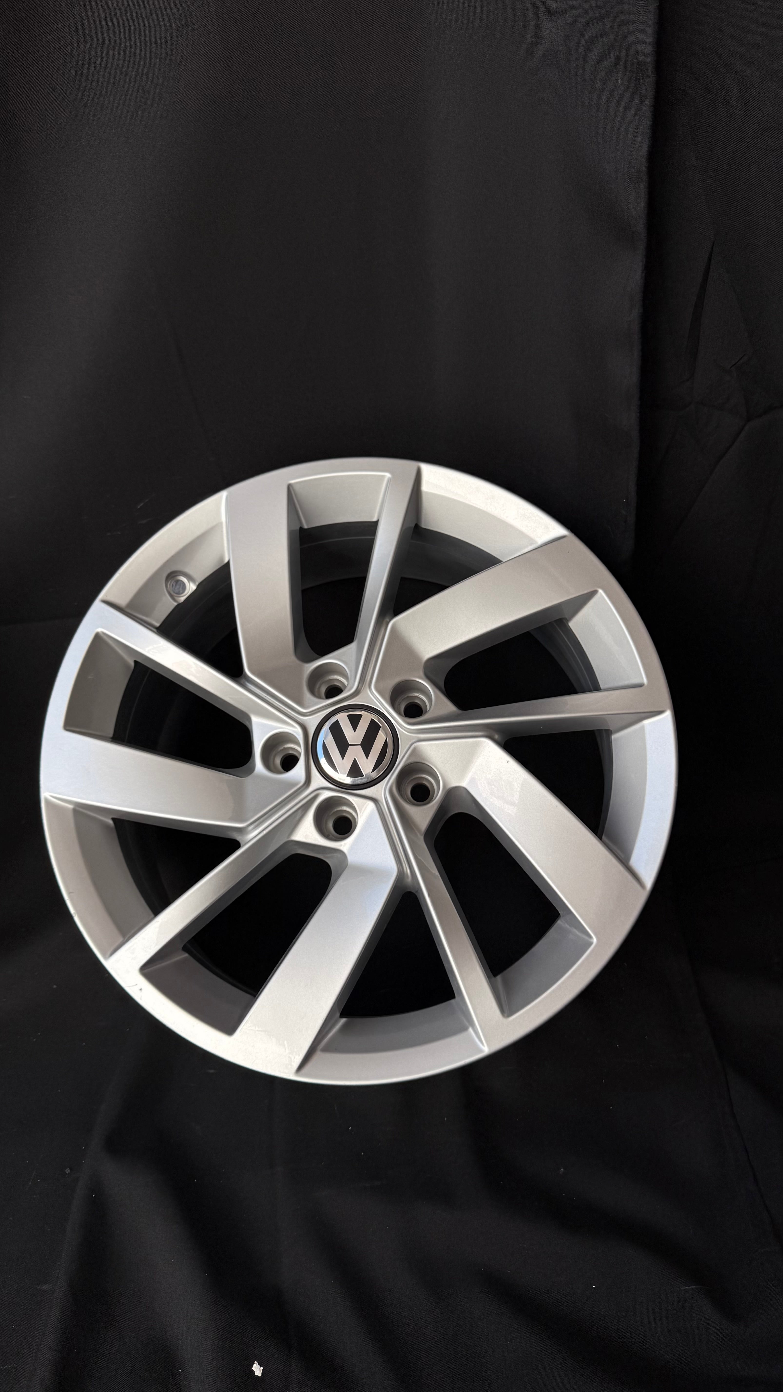 1 Rin 17” Volkswagen Golf TSI Jetta A6 A7 Original Nuevo