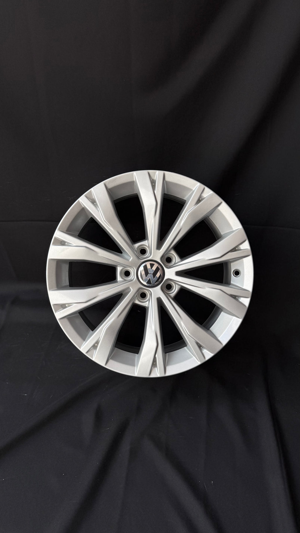 1 Rin 17” Volkswagen Tiguan Taos Golf Jetta MK6 MK7 Original Seminuevo 5x112