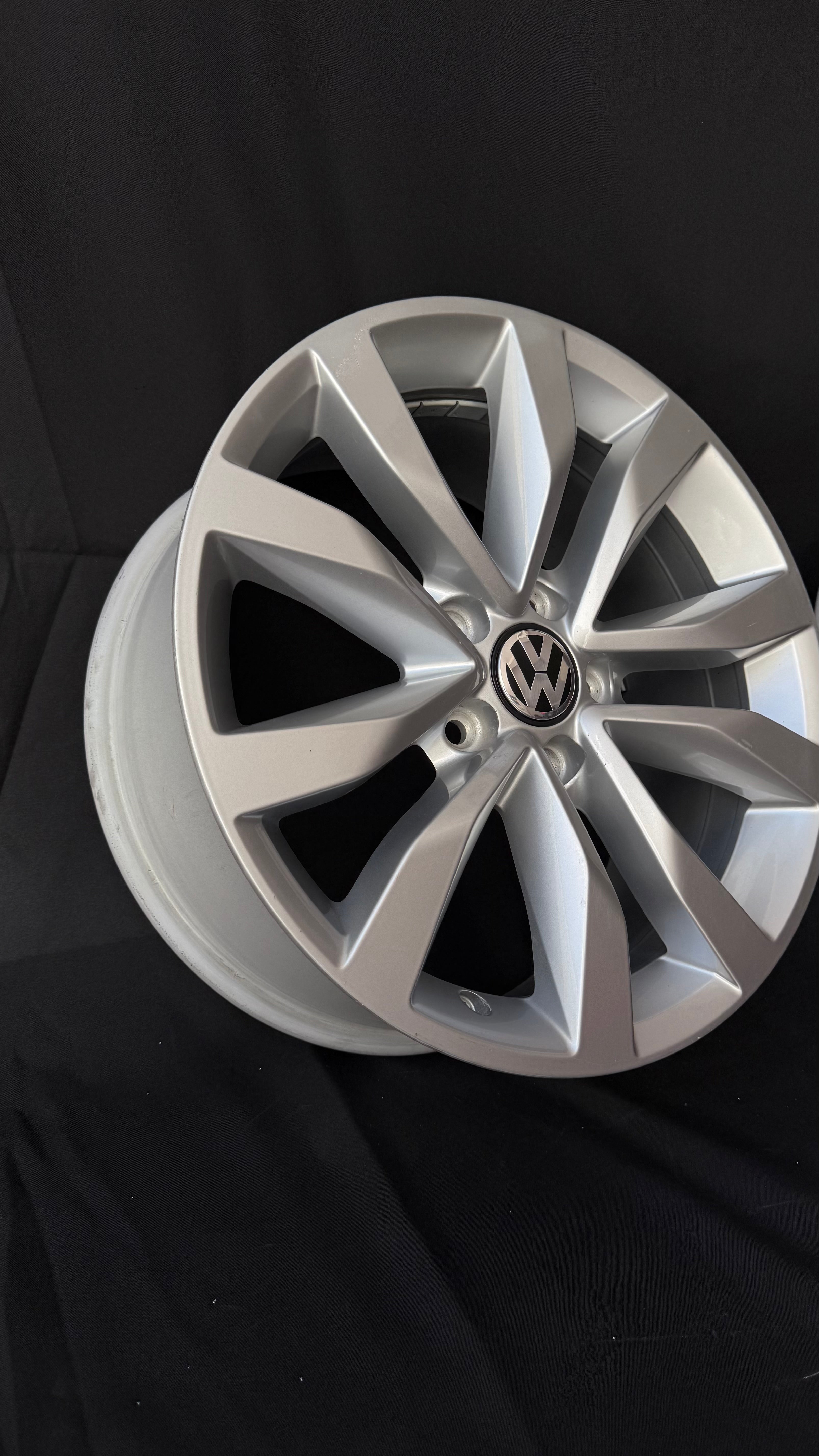 1 Rin 17” Volkswagen Original Nuevo Tiguan Taos Golf Jetta MK6 MK7 Passat New Beetle