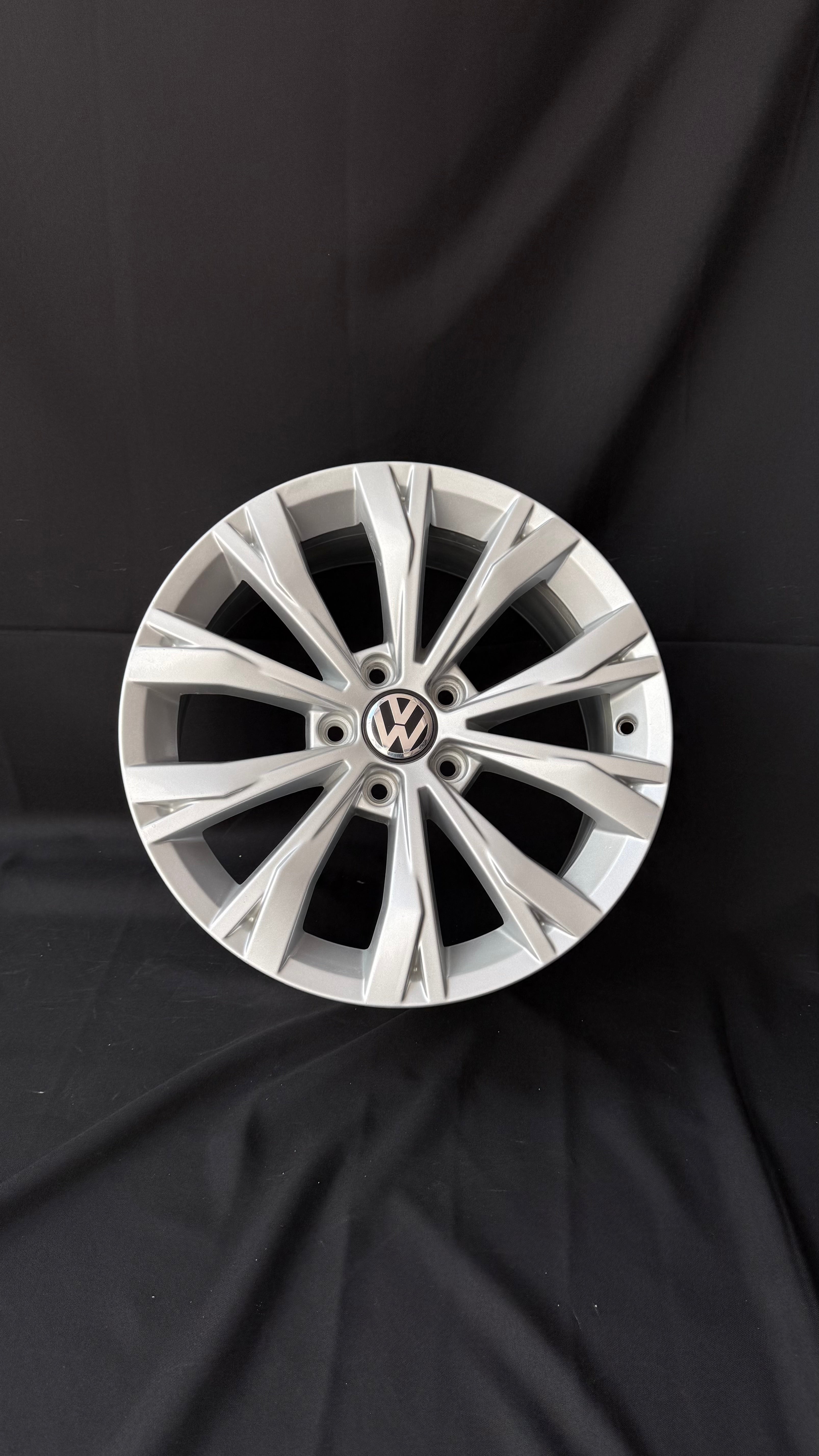 1 Rin 17” Volkswagen Tiguan Taos Golf Jetta MK6 MK7 Original Seminuevo 5x112