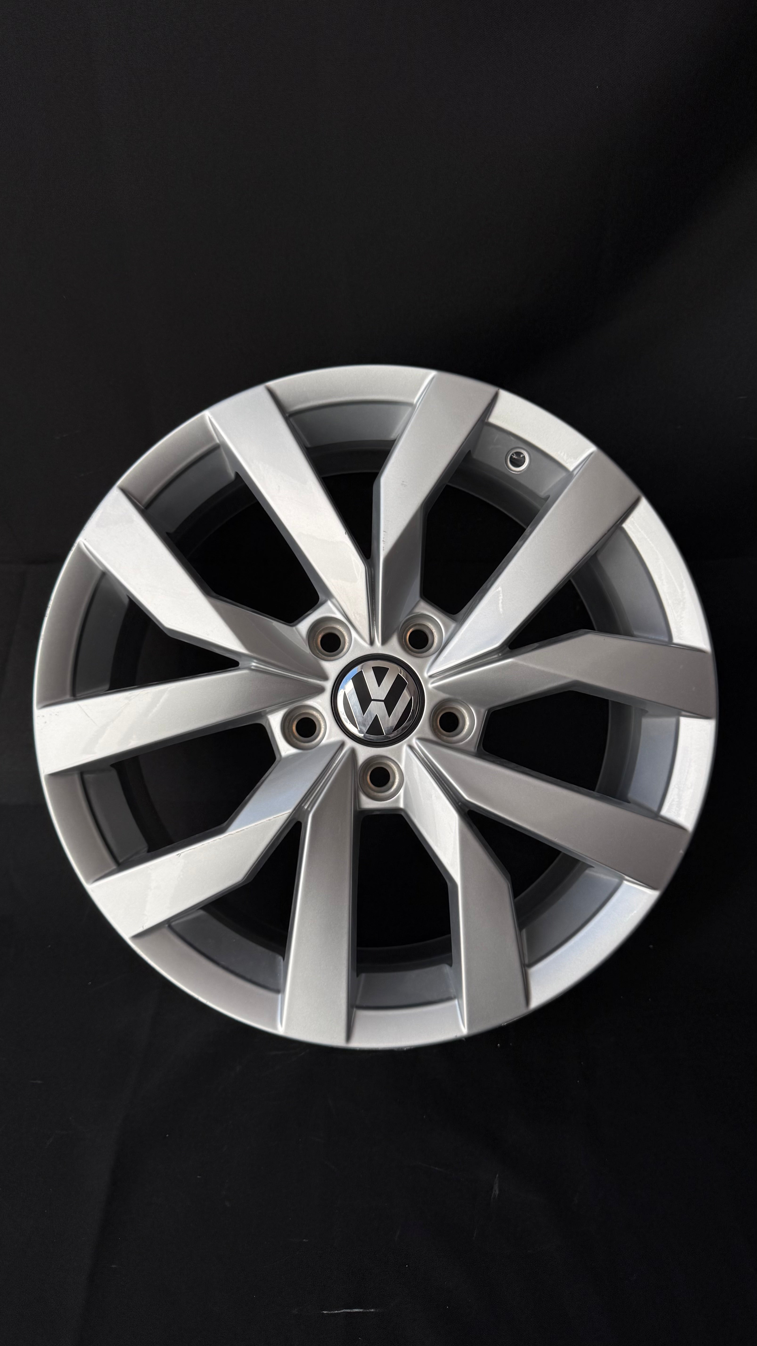 1 Rin 17” Volkswagen Golf TSI Jetta A6 A7 Original Nuevo