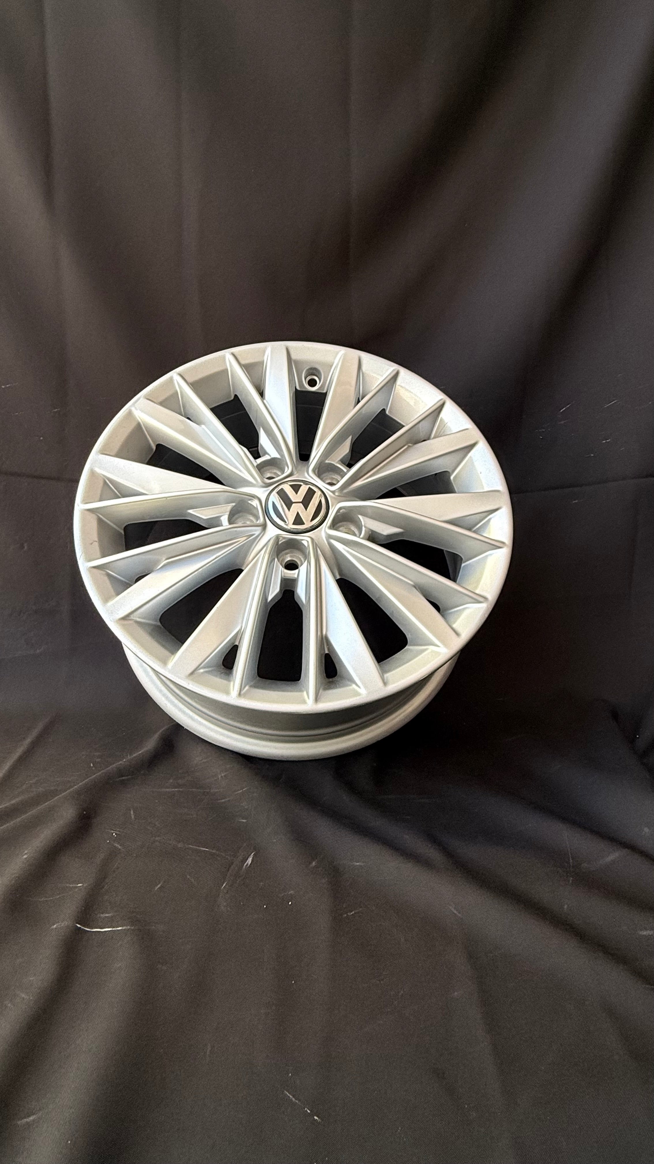 1 Rin 16” Volkswagen Jetta MK6, Jetta MK7, Tiguan, Taos, Golf, Passat y New Beetle