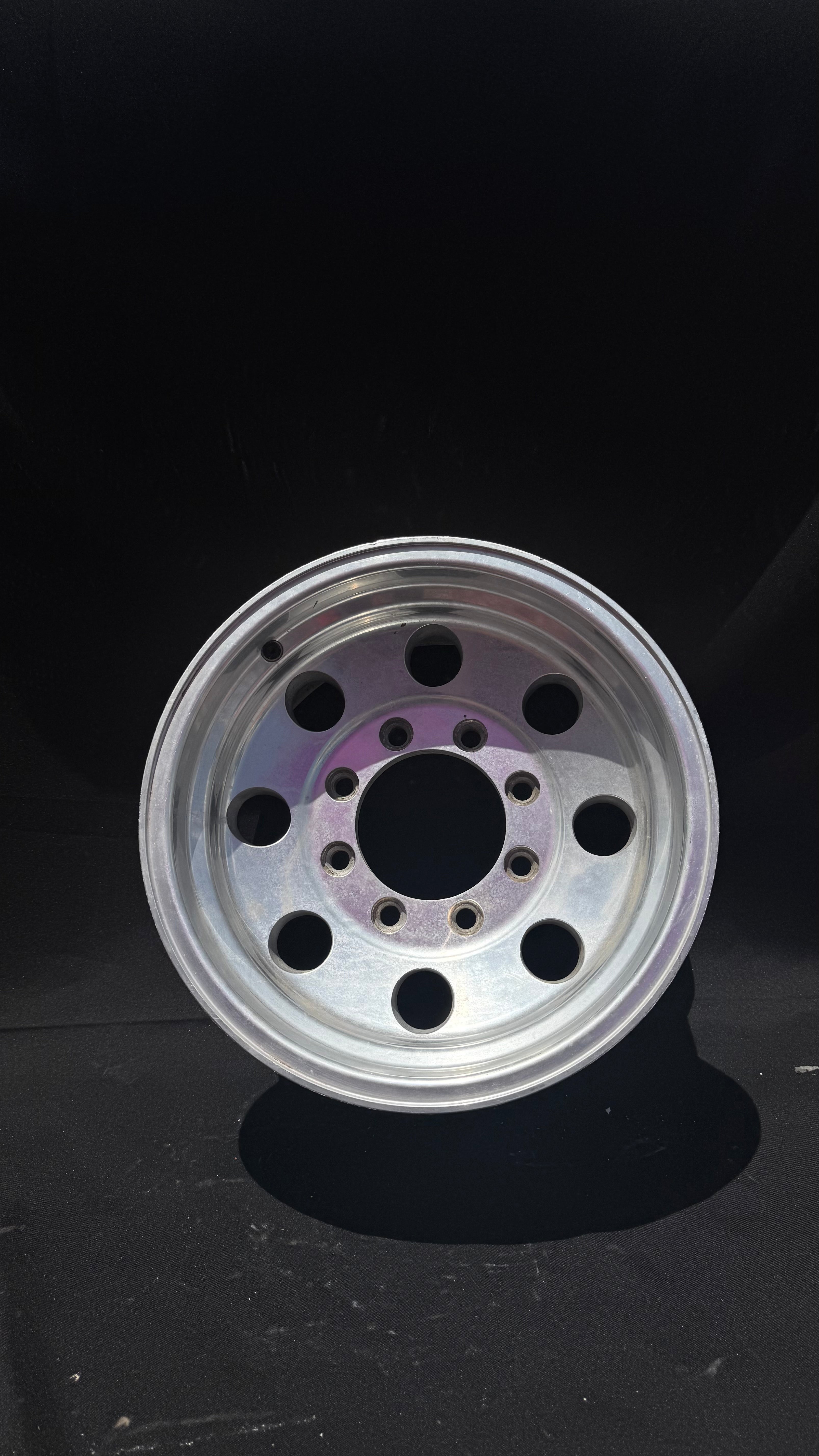 1 Rin 16” Ford Excursion y Ford F-250 – 8 Birlos
