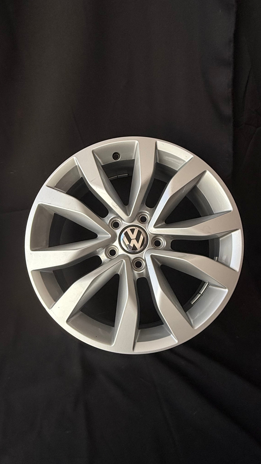 1 Rin 17” Volkswagen Original Seminuevo Tiguan Taos Golf Jetta MK6 MK7 Passat New Beetle