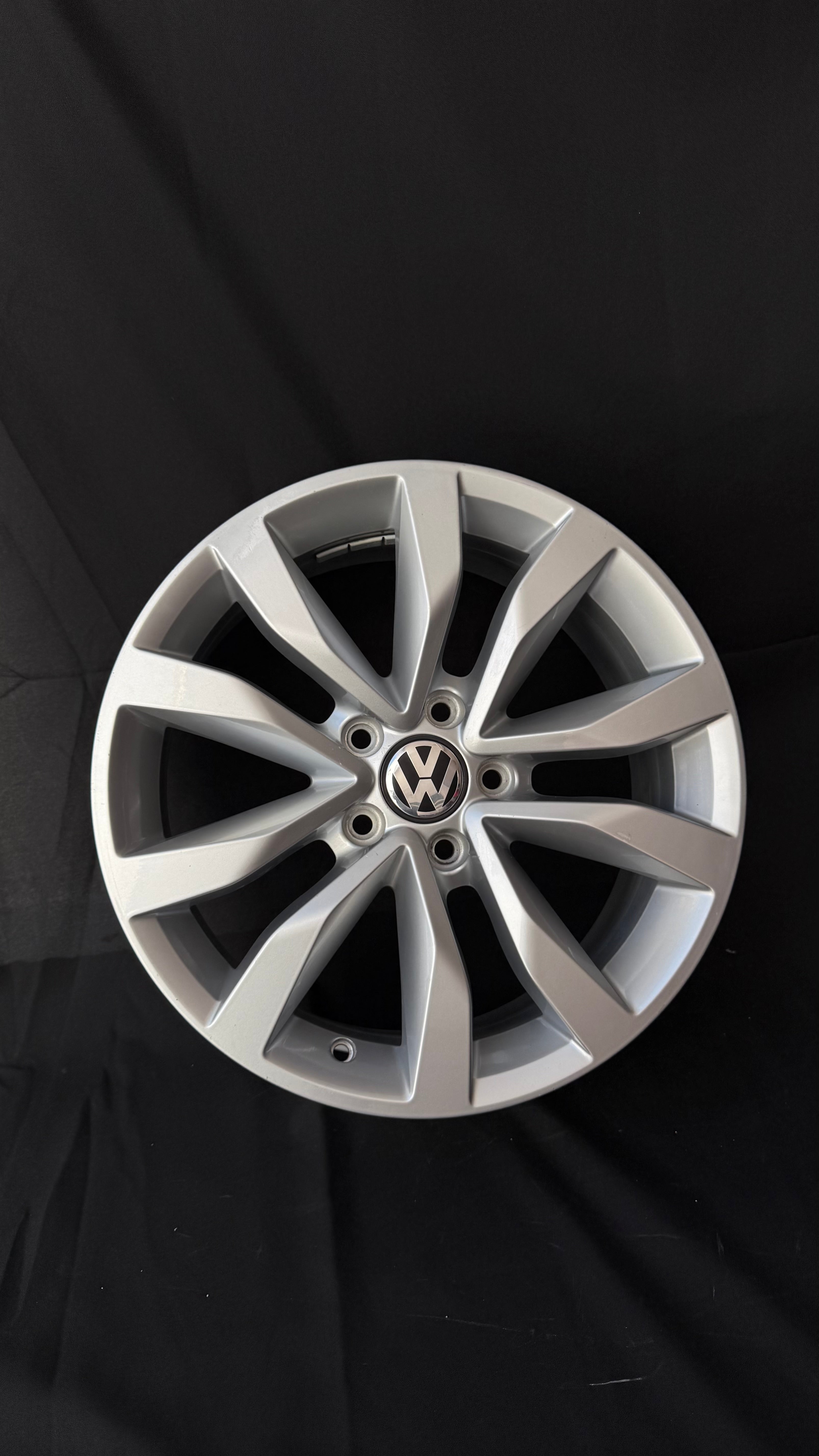 1 Rin 17” Volkswagen Original Nuevo Tiguan Taos Golf Jetta MK6 MK7 Passat New Beetle