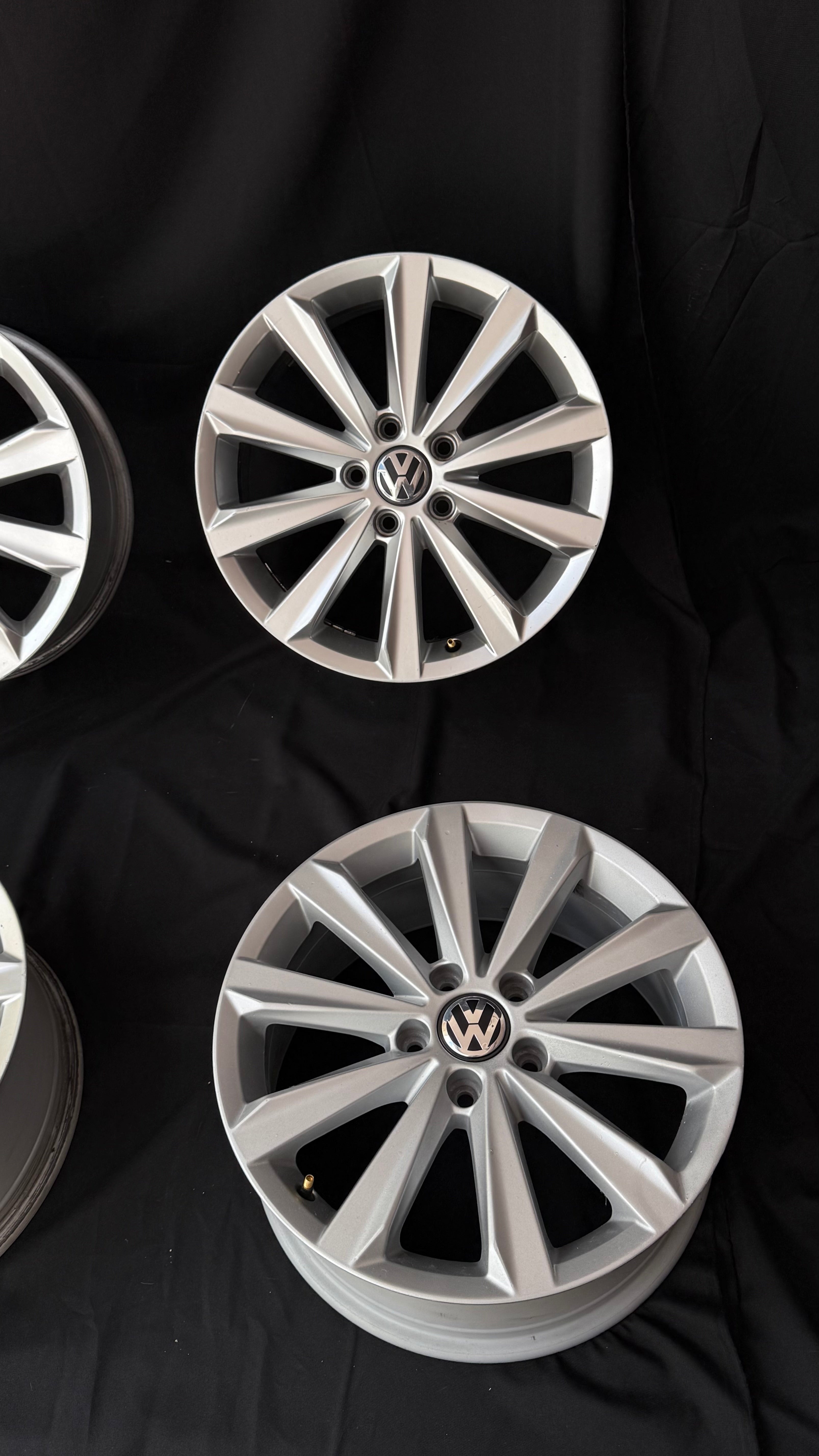 4 Rines 17” Volkswagen Tiguan Taos Golf Jetta MK6 MK7 Passat New Beetle Originales Seminuevos 5x112