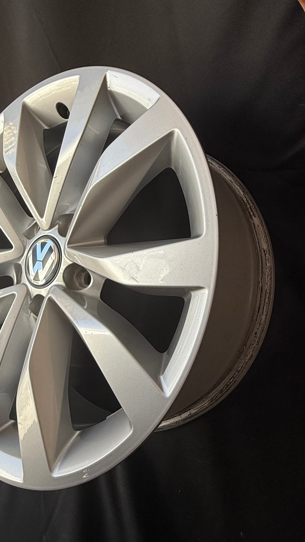 1 Rin 17” Volkswagen Original Seminuevo Tiguan Taos Golf Jetta MK6 MK7 Passat New Beetle