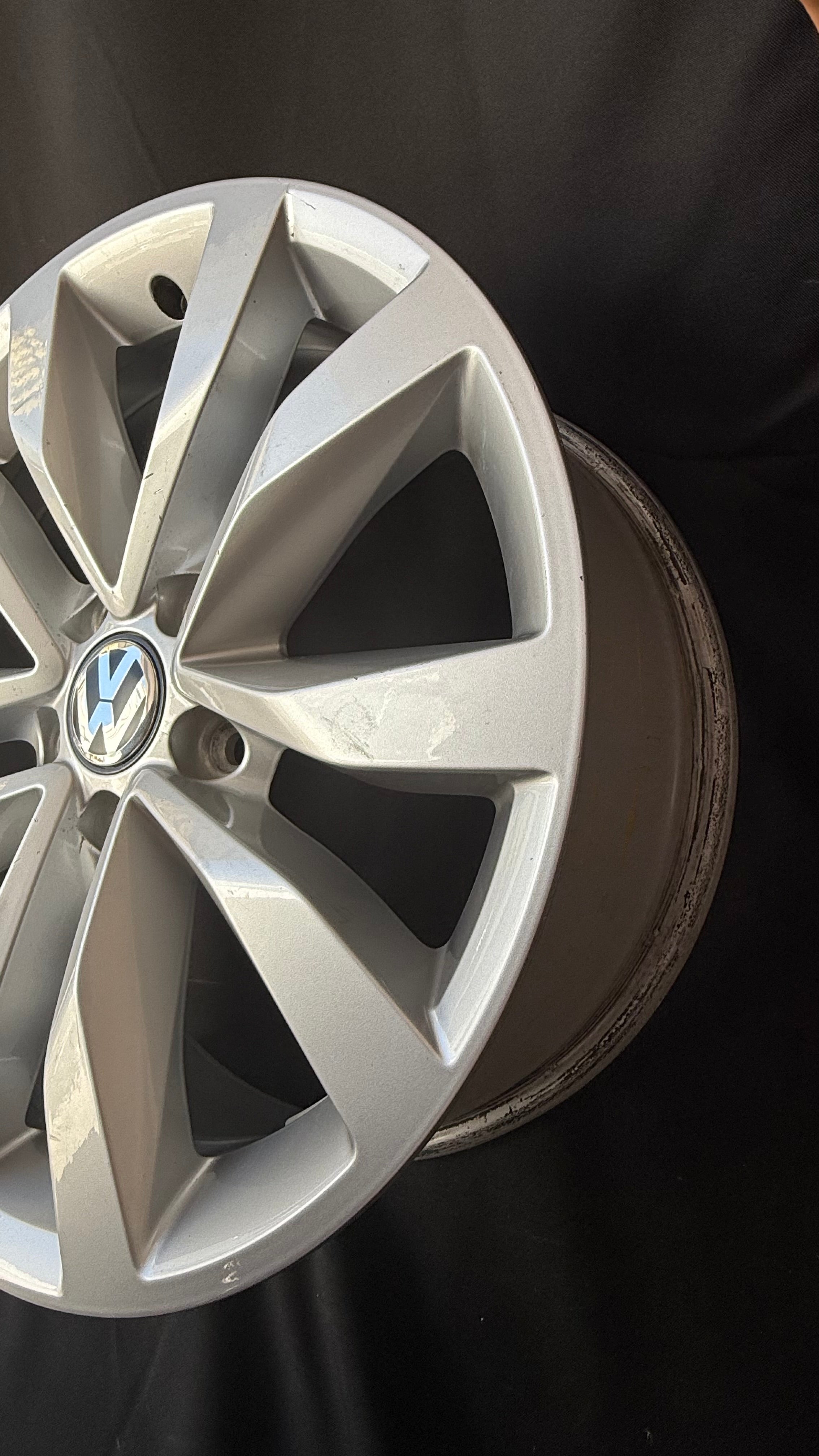 1 Rin 17” Volkswagen Original Seminuevo Tiguan Taos Golf Jetta MK6 MK7 Passat New Beetle