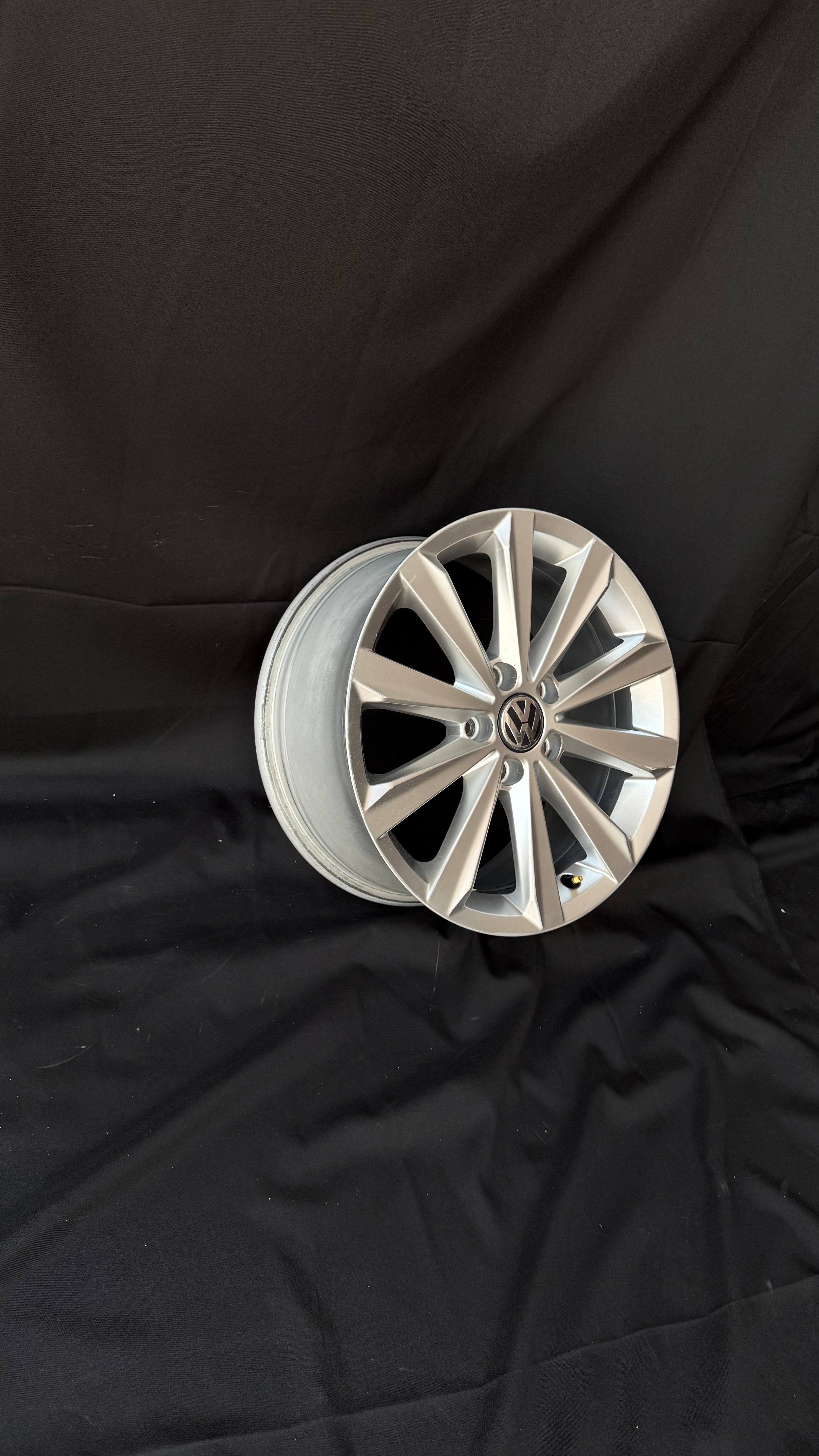 1 Rin 17” Volkswagen Tiguan Taos Golf Jetta MK6 MK7 Passat New Beetle Original Seminuevo 5x112
