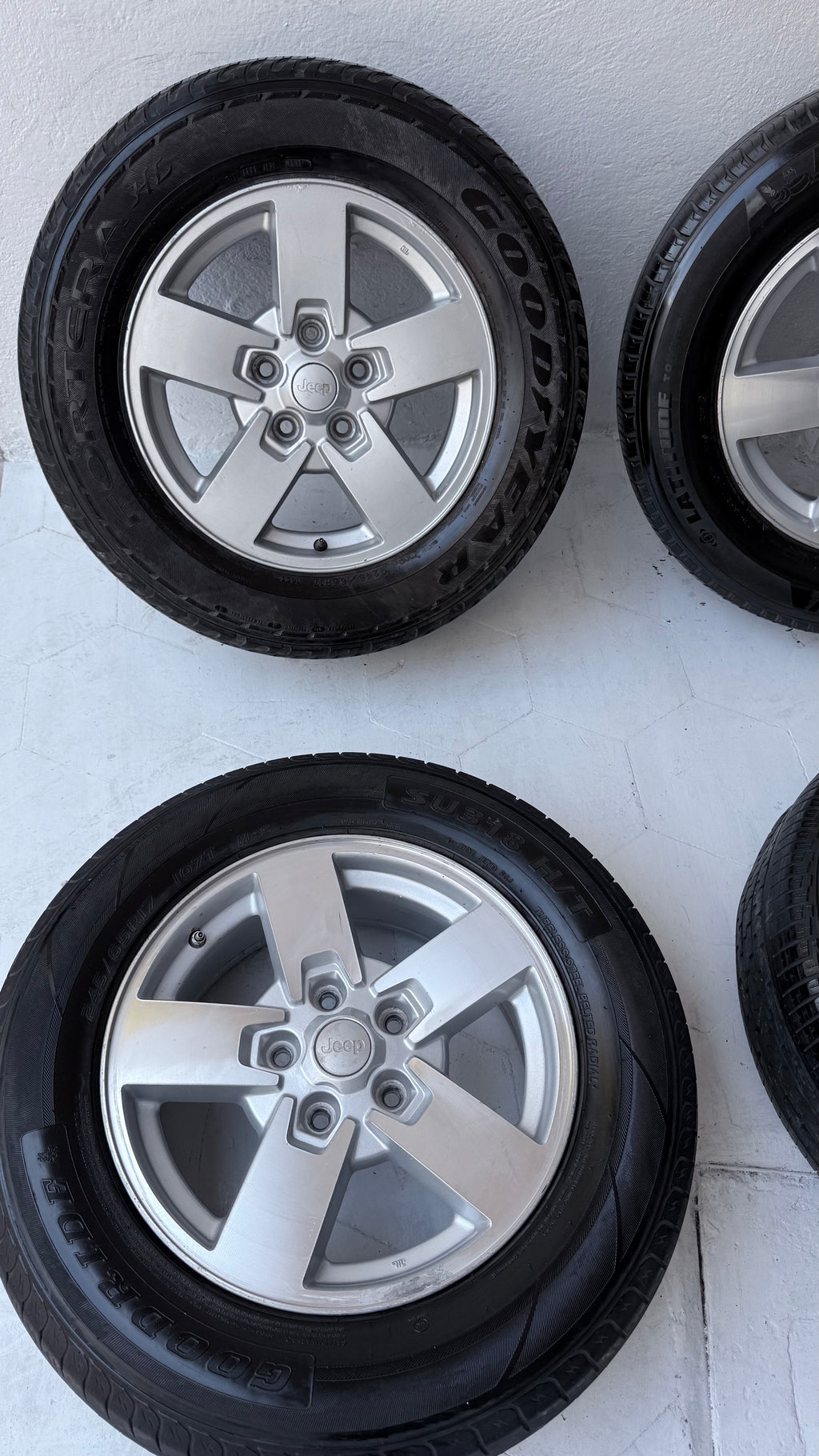 4 Rines con llantas 17” Dodge Journey, Caravan y Town & Country / Jeep Grand Cherokee y Commander – 5×127