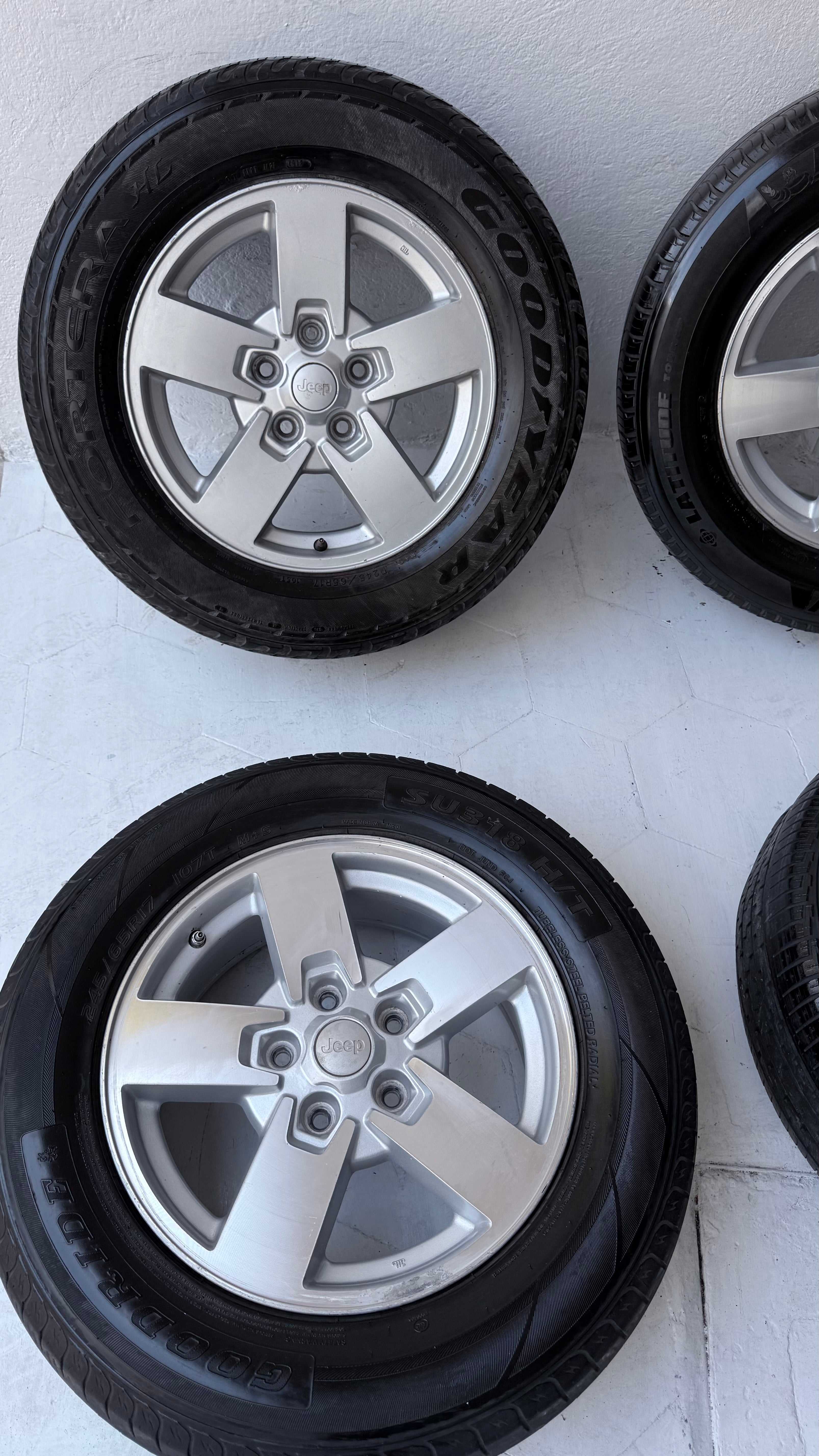 4 Rines con llantas 17” Dodge Journey, Caravan y Town & Country / Jeep Grand Cherokee y Commander – 5×127
