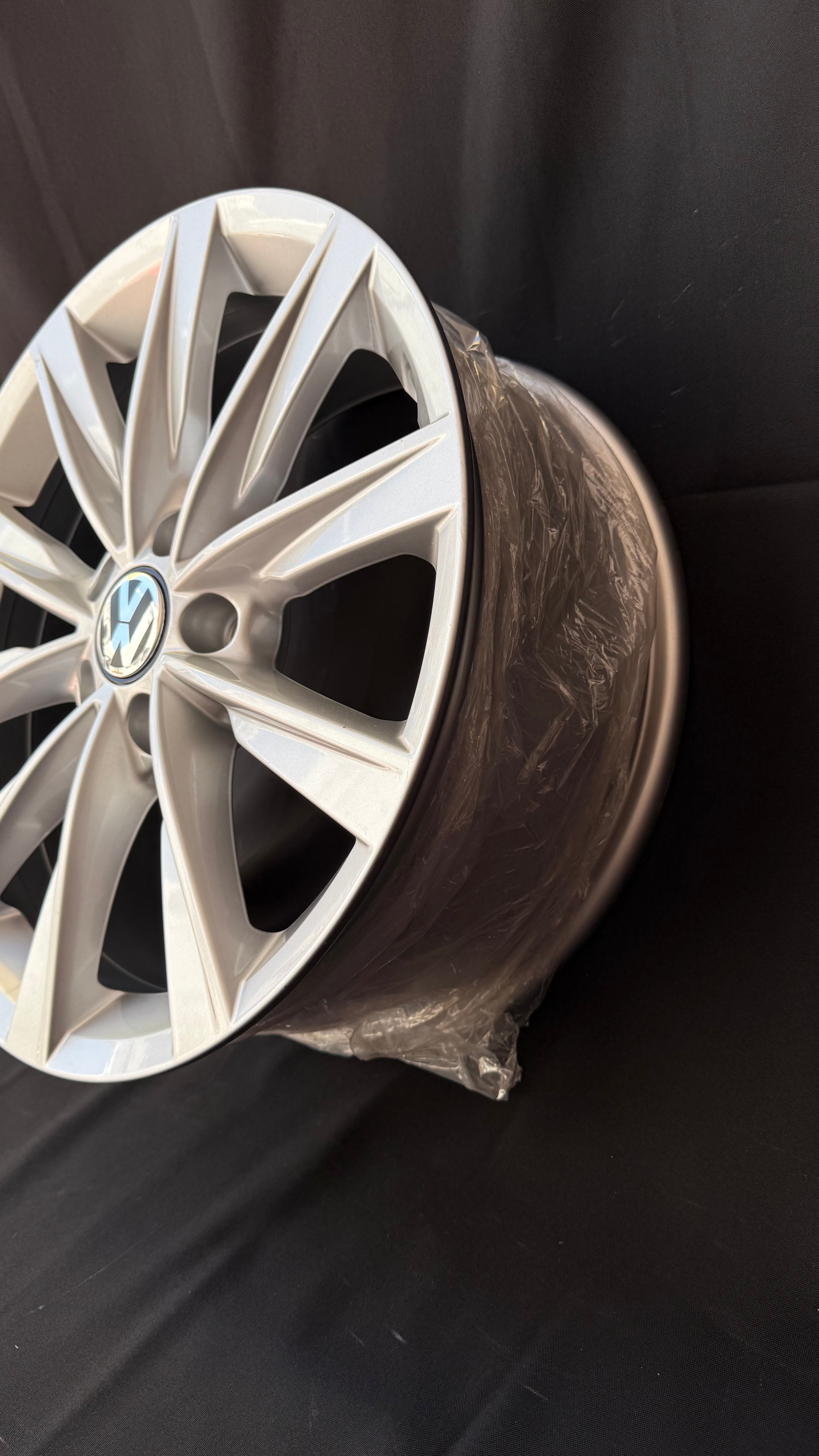 1 Rin 17” Volkswagen Tiguan Taos Golf Jetta MK6 MK7 Passat New Beetle Original Nuevo 5x112