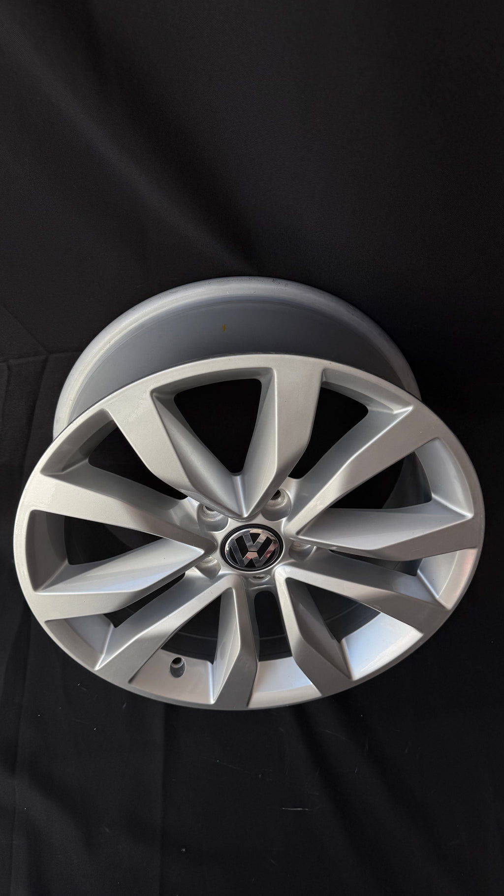 1 Rin 17” Volkswagen Original Nuevo Tiguan Taos Golf Jetta MK6 MK7 Passat New Beetle