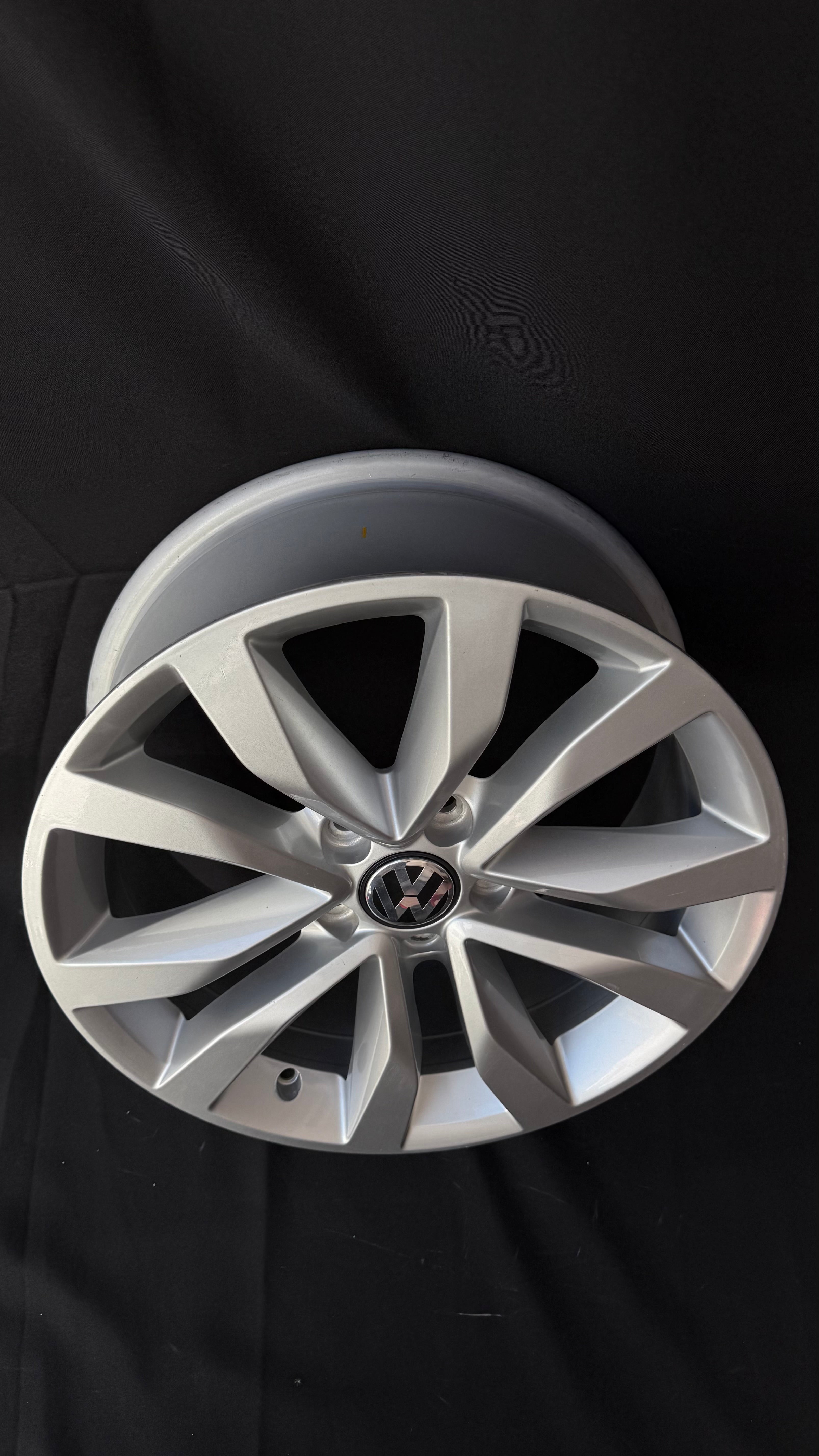 1 Rin 17” Volkswagen Original Nuevo Tiguan Taos Golf Jetta MK6 MK7 Passat New Beetle