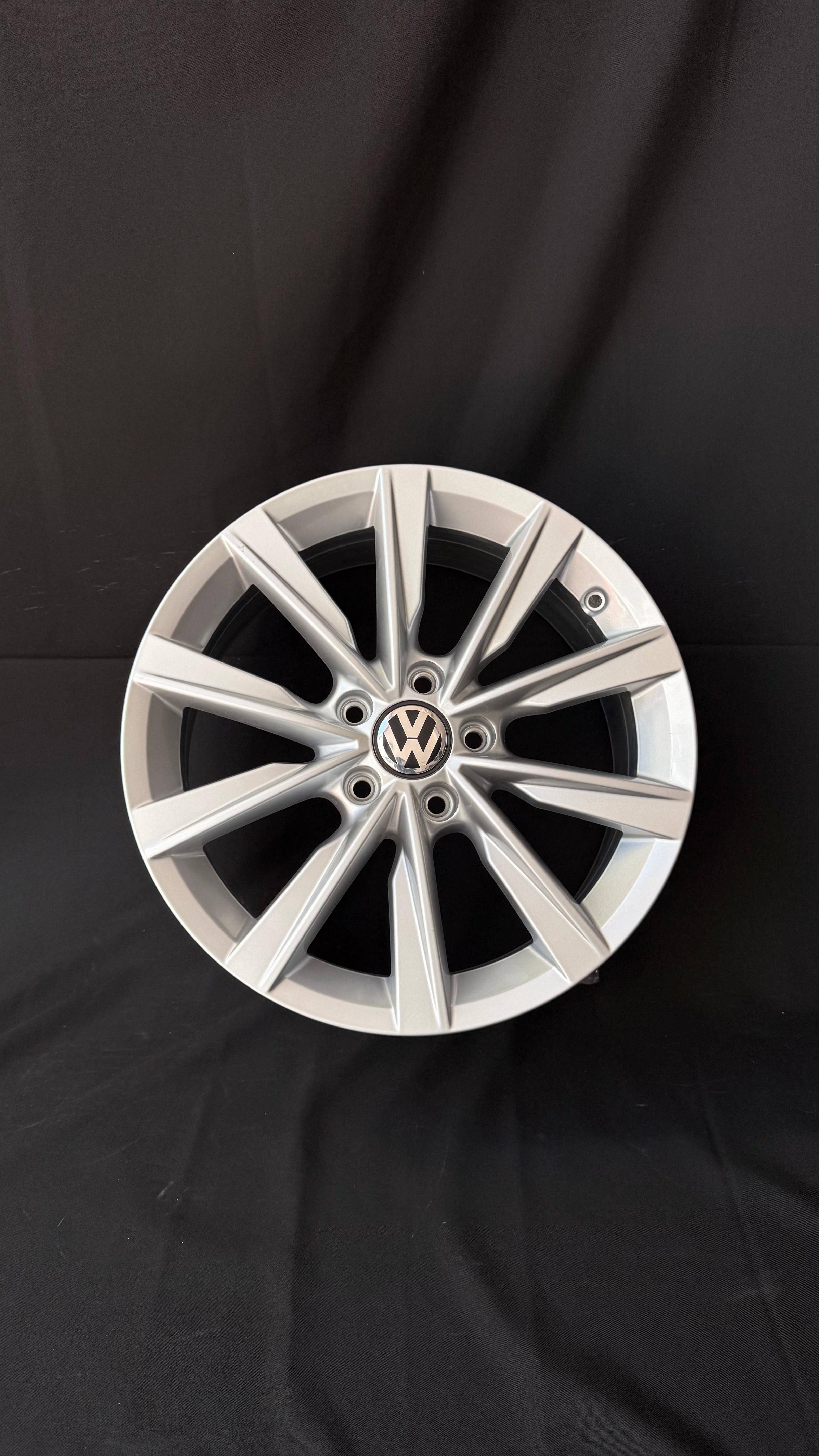 1 Rin 17” Volkswagen Tiguan Taos Golf Jetta MK6 MK7 Passat New Beetle Original Nuevo 5x112