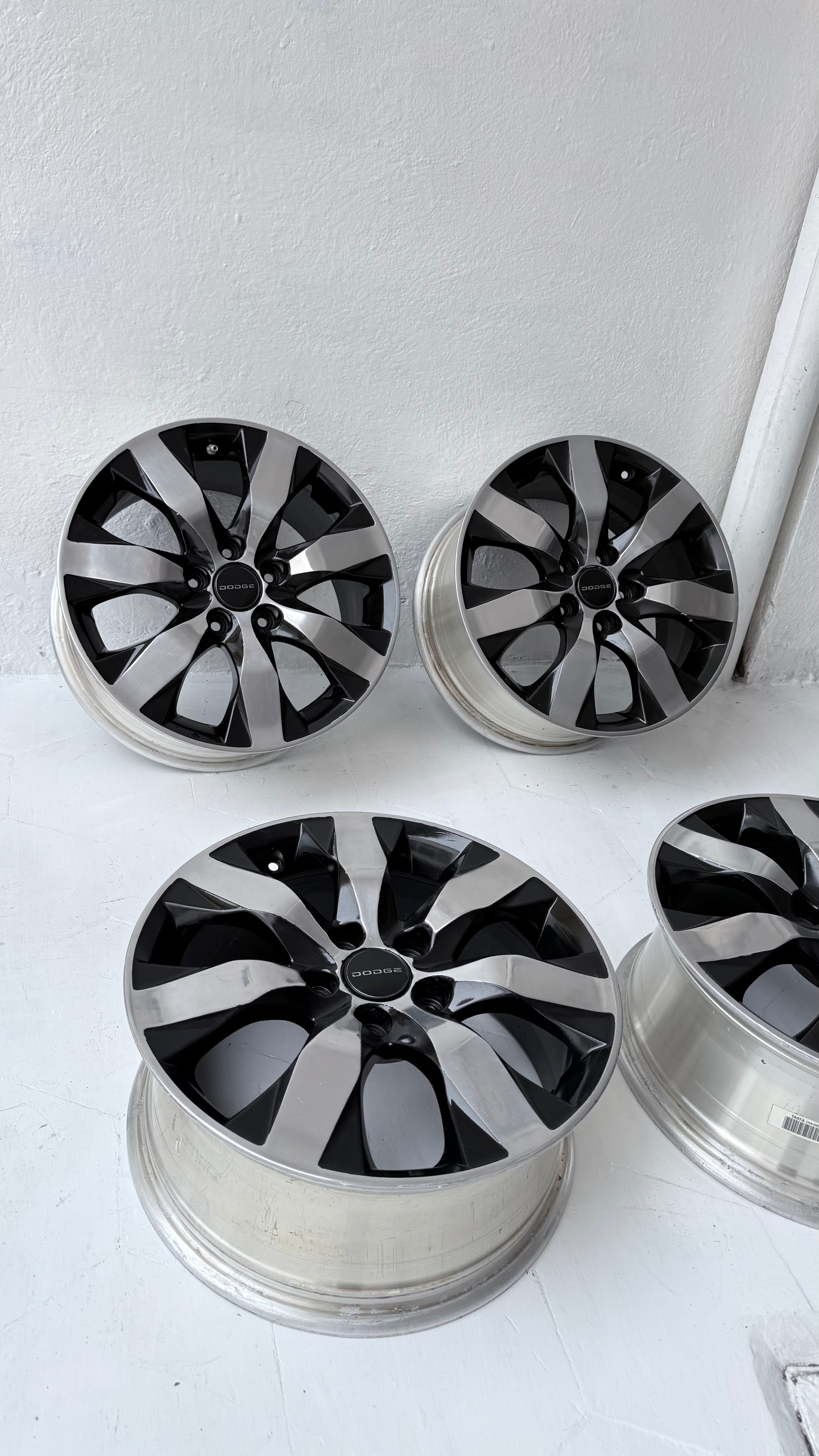4 Rines 17” Dodge Voyager, Caravan, Nitro, Avenger y 300C – 5×114