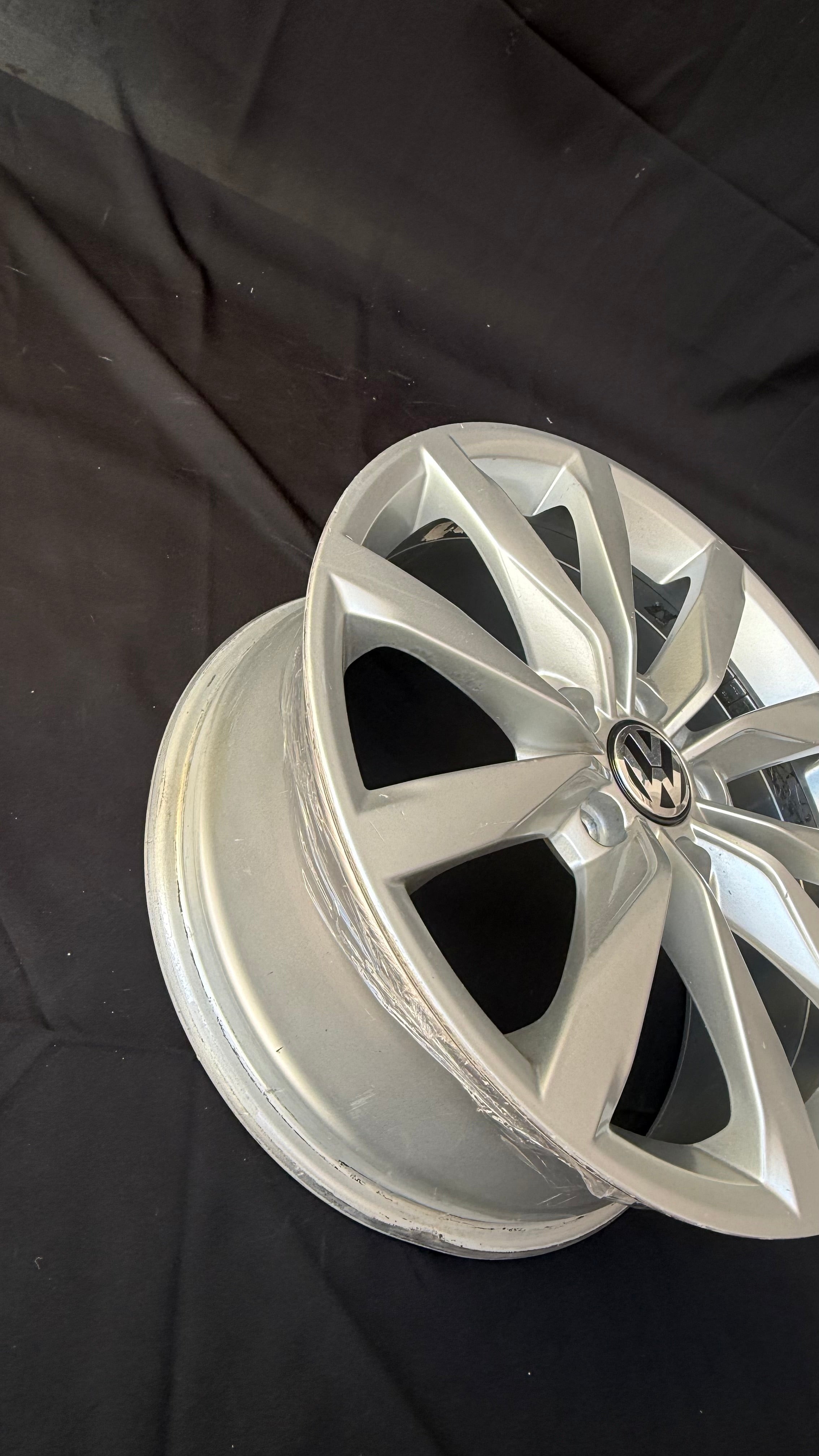 1 Rin 17” Volkswagen Golf TSI MK6 MK7 Original Seminuevo 5x112