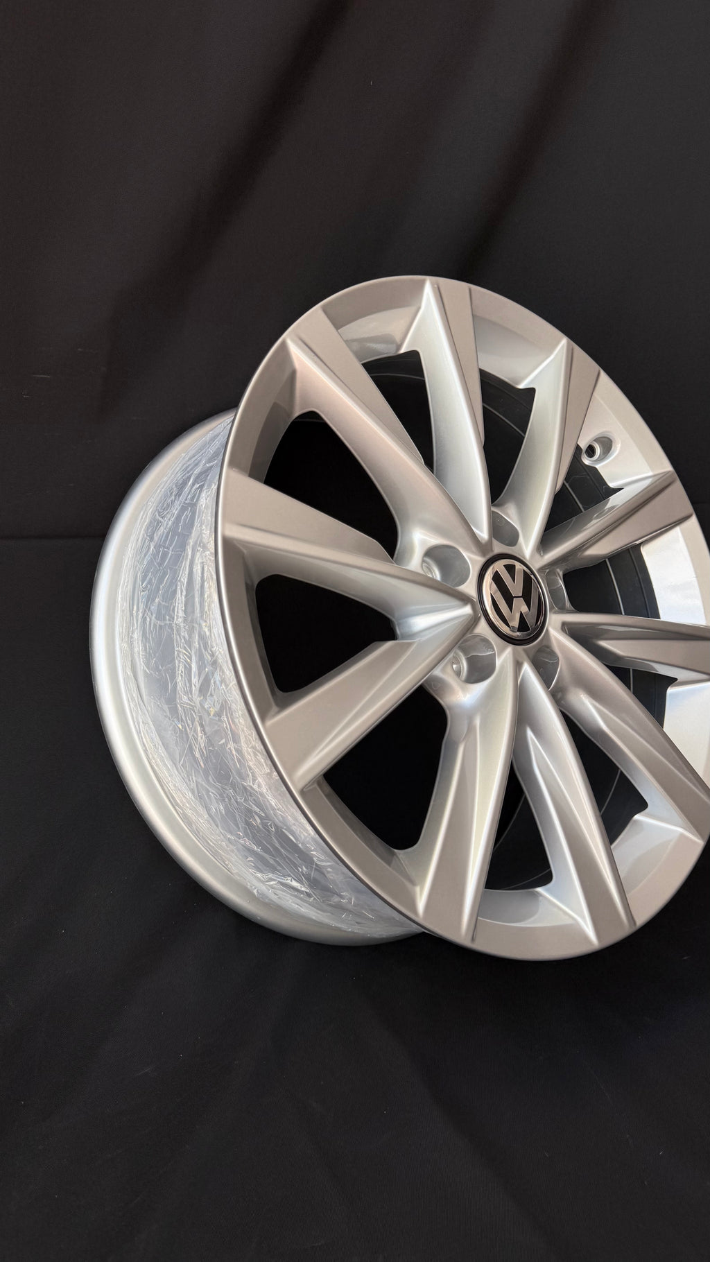 1 Rin 17” Volkswagen Tiguan Taos Golf Jetta MK6 MK7 Passat New Beetle Original Nuevo 5x112