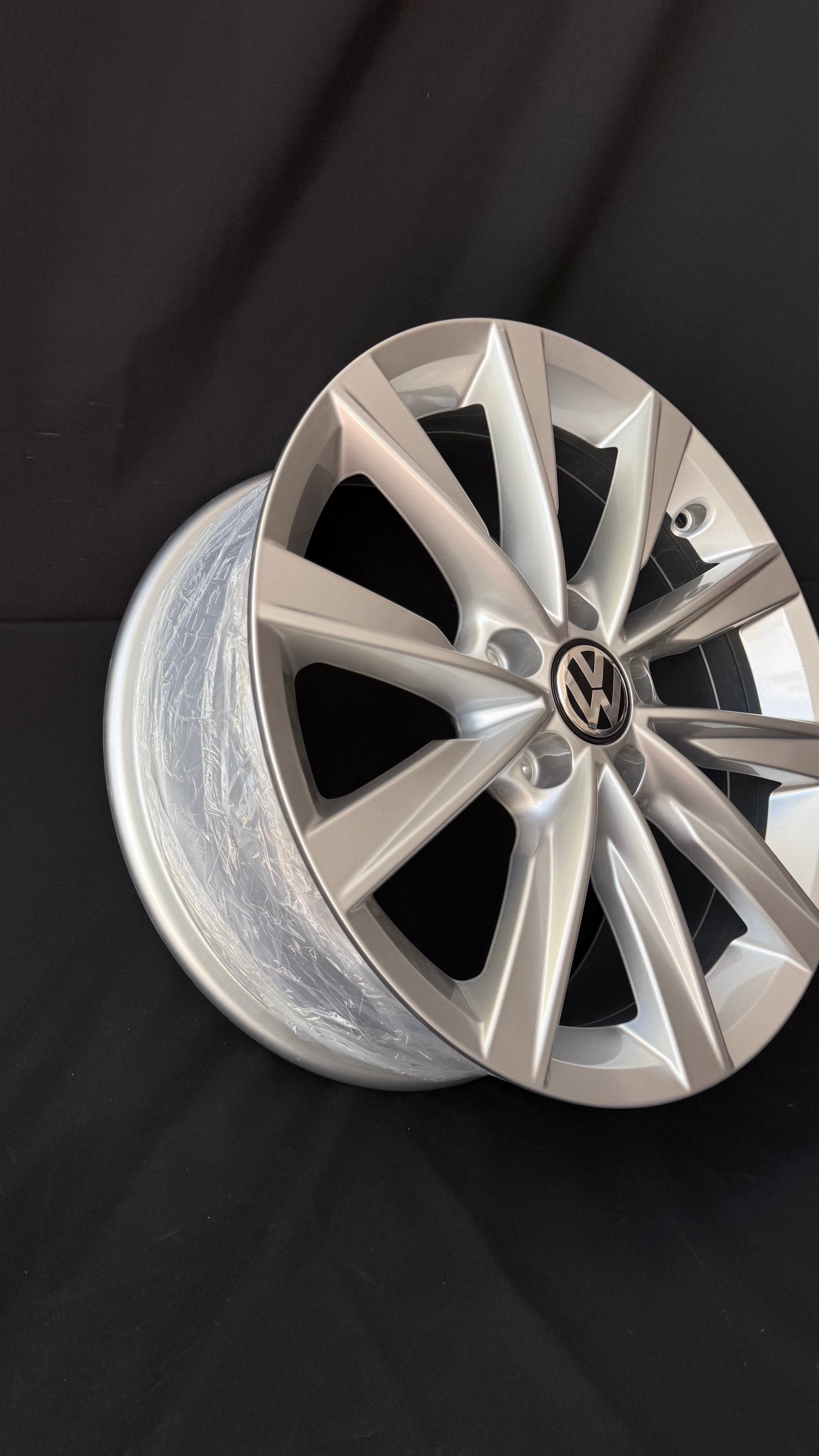1 Rin 17” Volkswagen Tiguan Taos Golf Jetta MK6 MK7 Passat New Beetle Original Nuevo 5x112