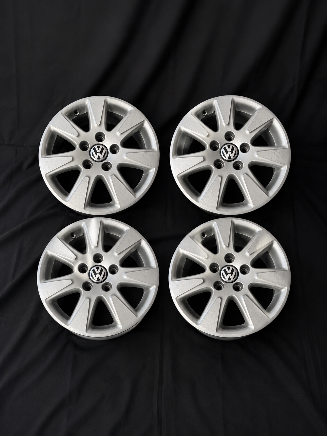 4 Rines 16” Volkswagen Passat Originales Seminuevos 5-112