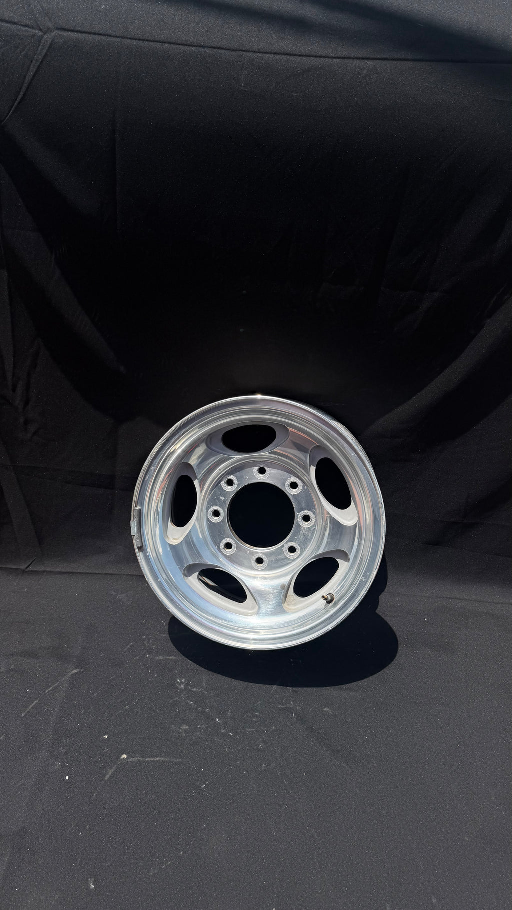1 Rin 16” Ford Excursion y Ford F-250 – 8 Birlos