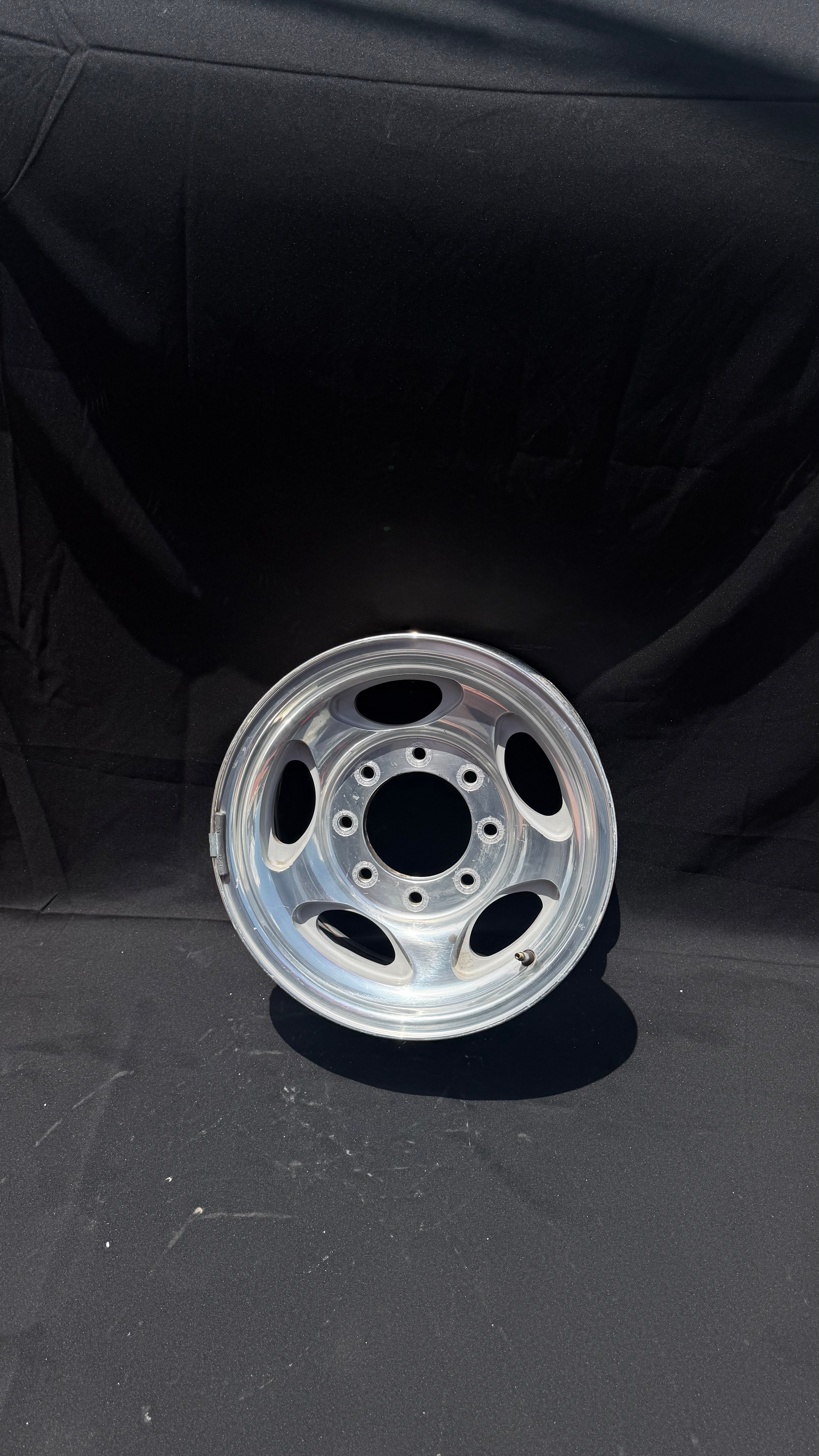1 Rin 16” Ford Excursion y Ford F-250 – 8 Birlos