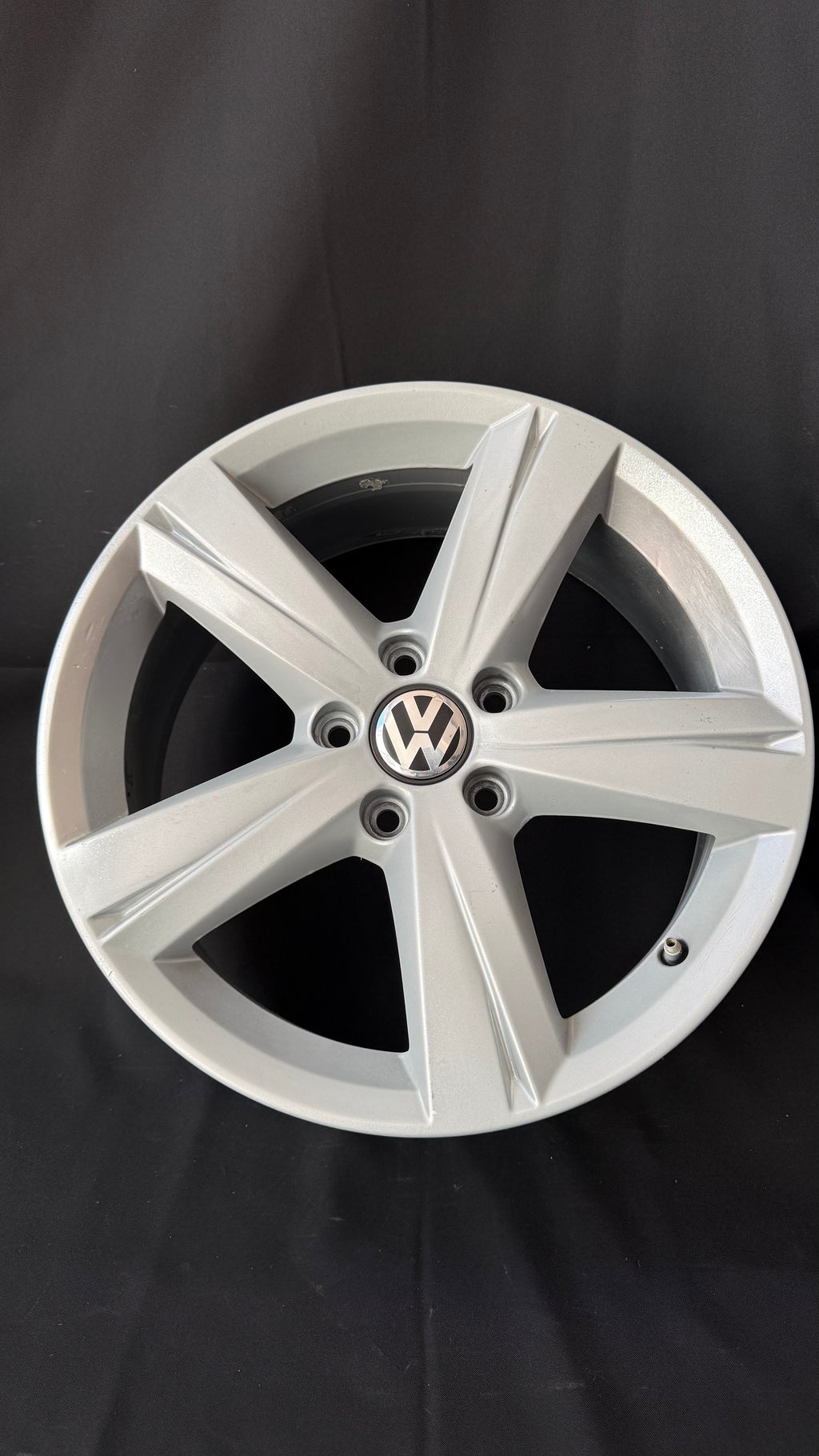 1 Rin 17” Volkswagen Golf Jetta Original Seminuevo 5x112
