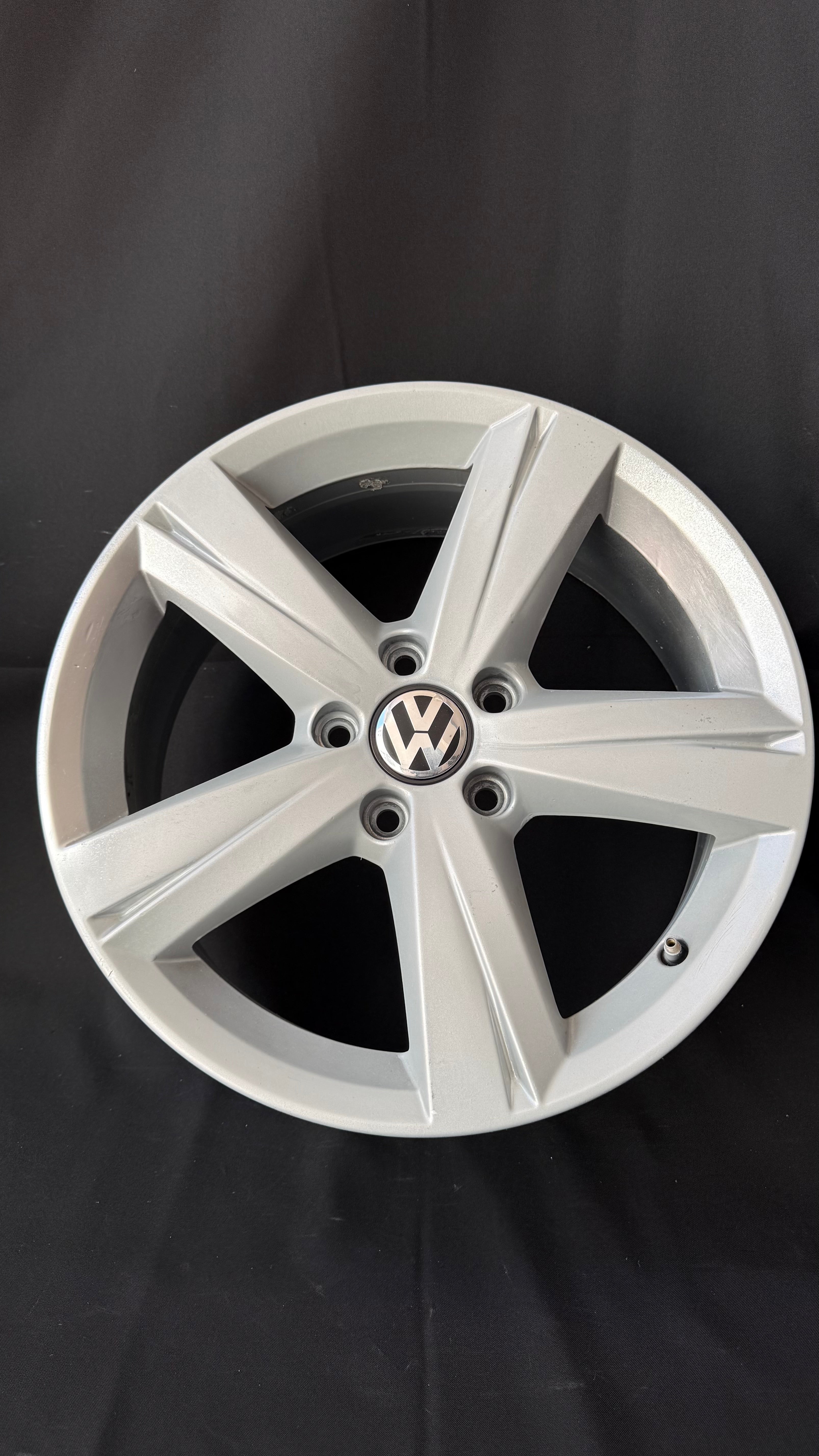 1 Rin 17” Volkswagen Golf Jetta Original Seminuevo 5x112