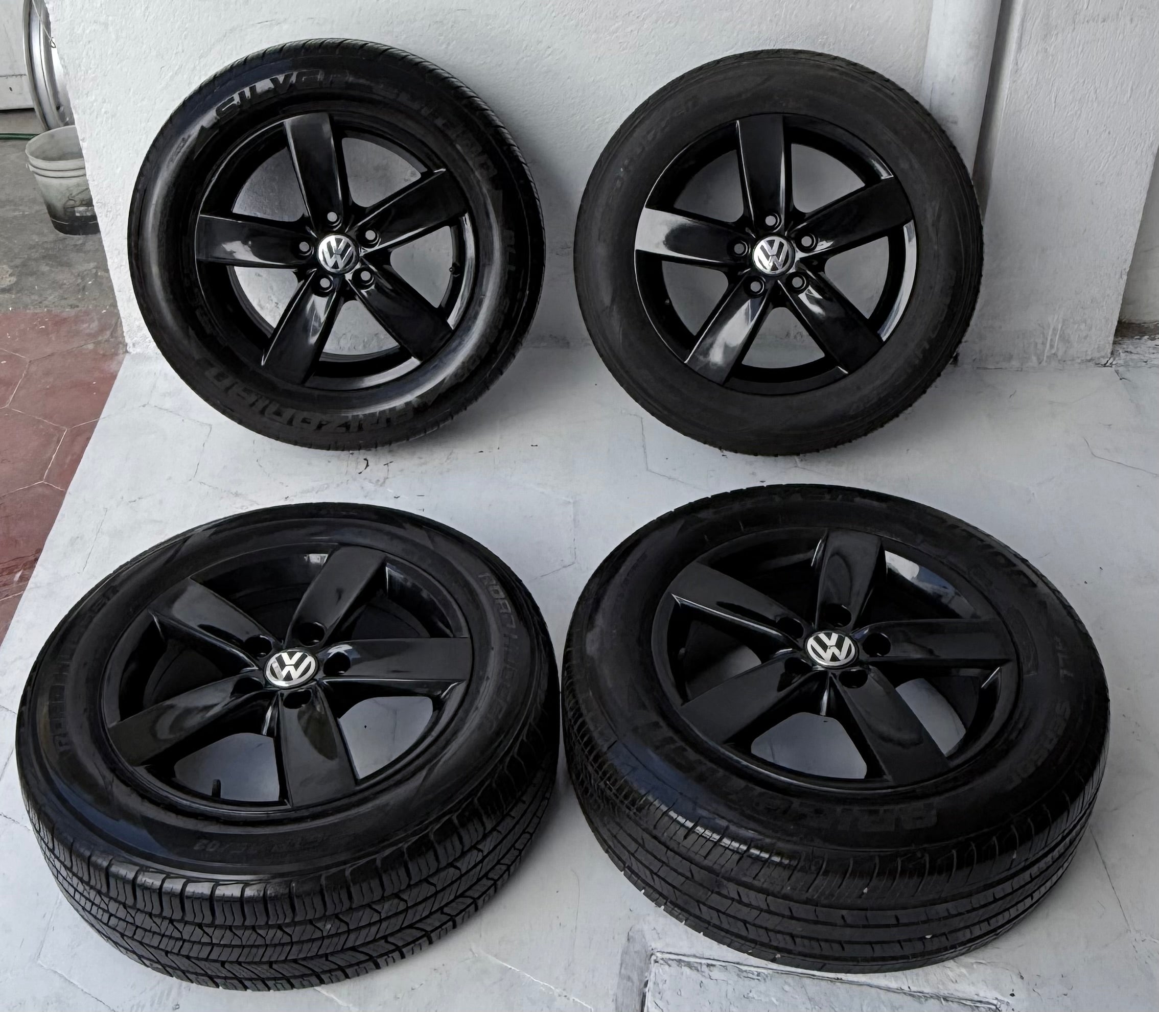 4 Rines con llantas 16” Volkswagen Golf, Jetta MK6 y Jetta MK7 – 5×112 | Black Piano