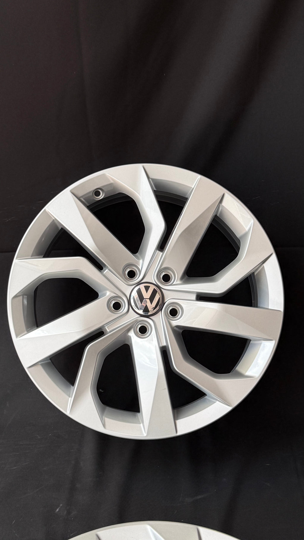 4 Rines 18” Volkswagen Tiguan Taos Golf Jetta MK6 MK7 Passat New Beetle Originales Seminuevos 5x112
