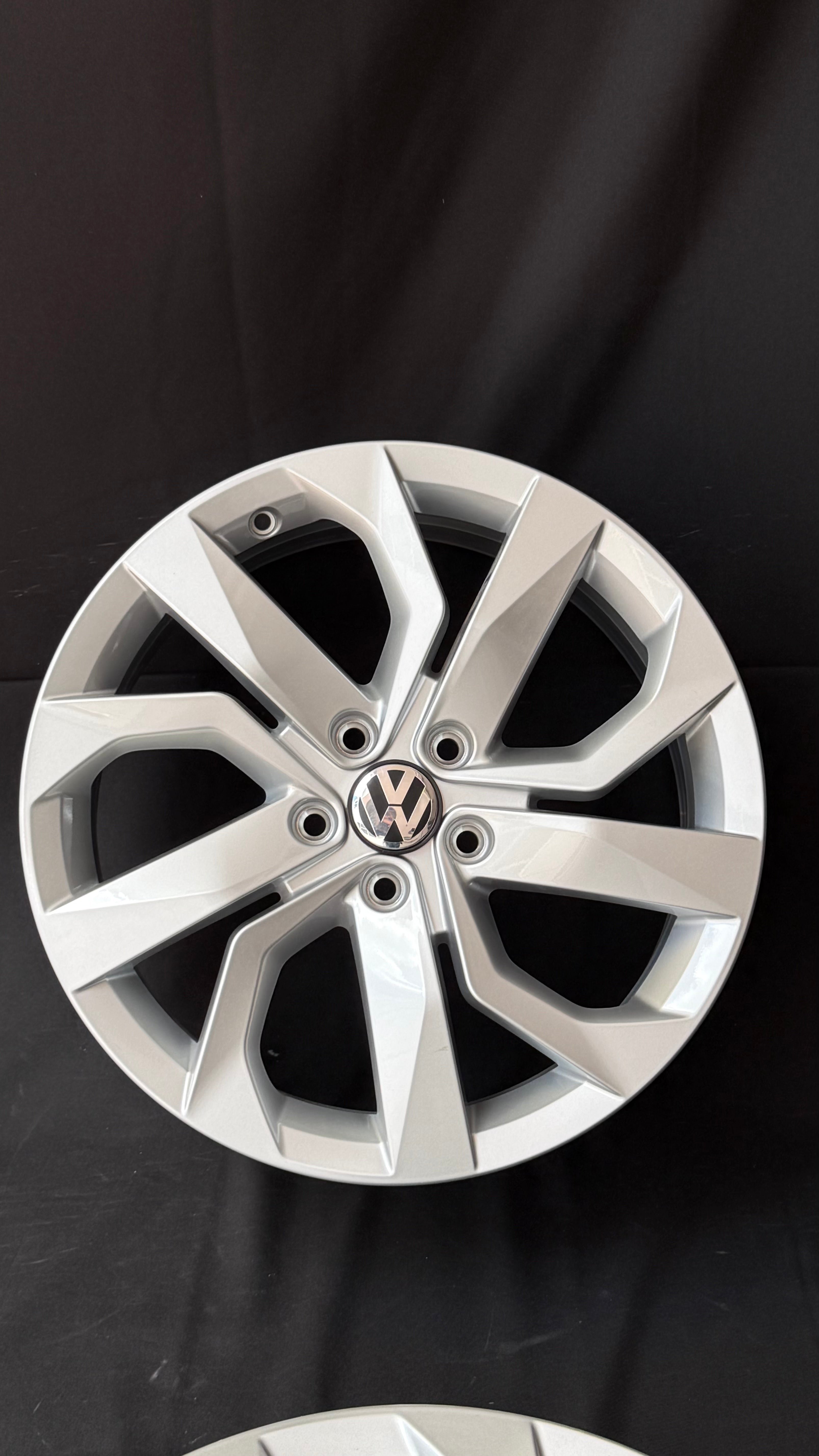 4 Rines 18” Volkswagen Tiguan Taos Golf Jetta MK6 MK7 Passat New Beetle Originales Seminuevos 5x112