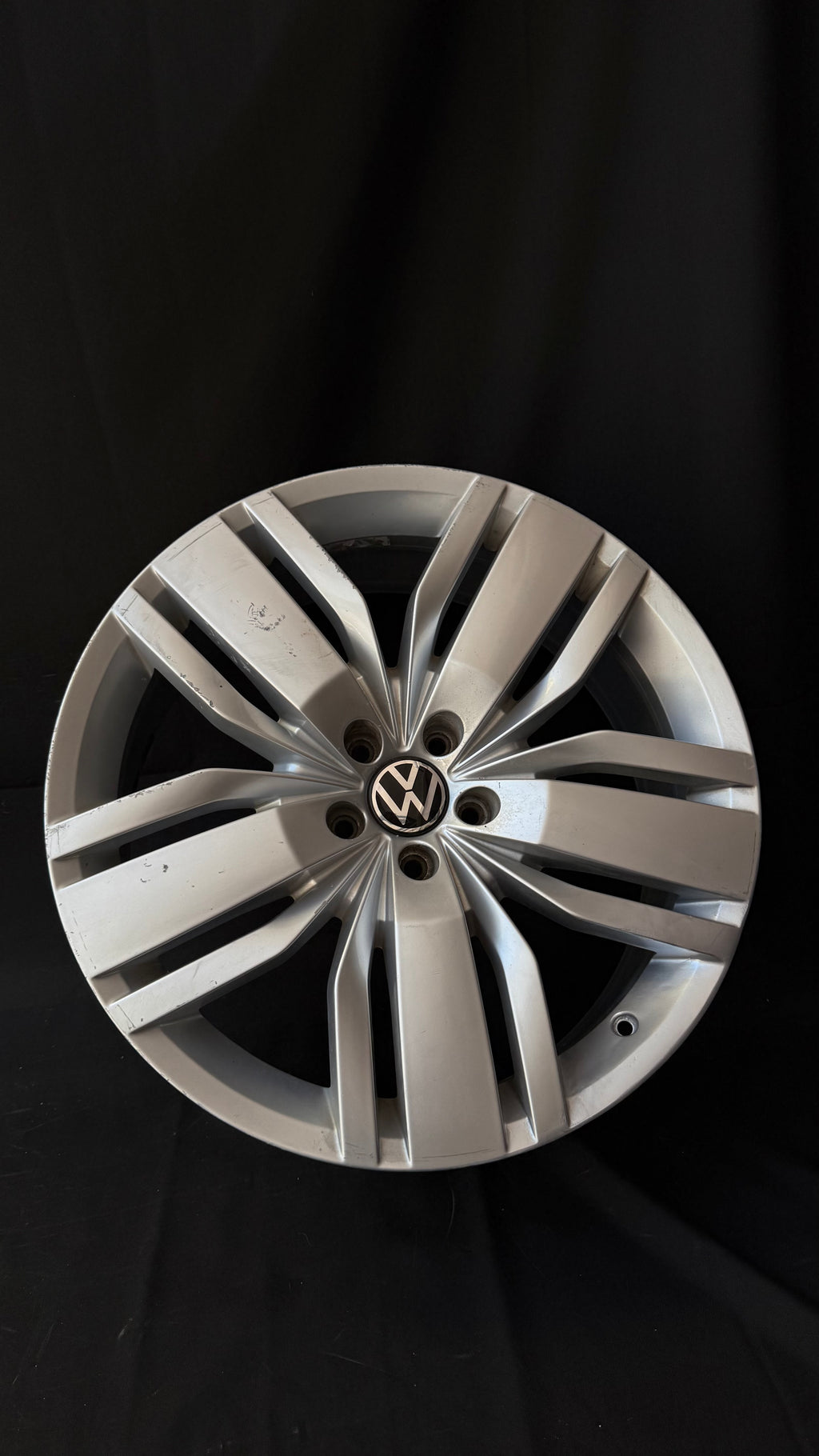 1 Rin 20” Volkswagen Teramont Atlas Original Seminuevo 5x112