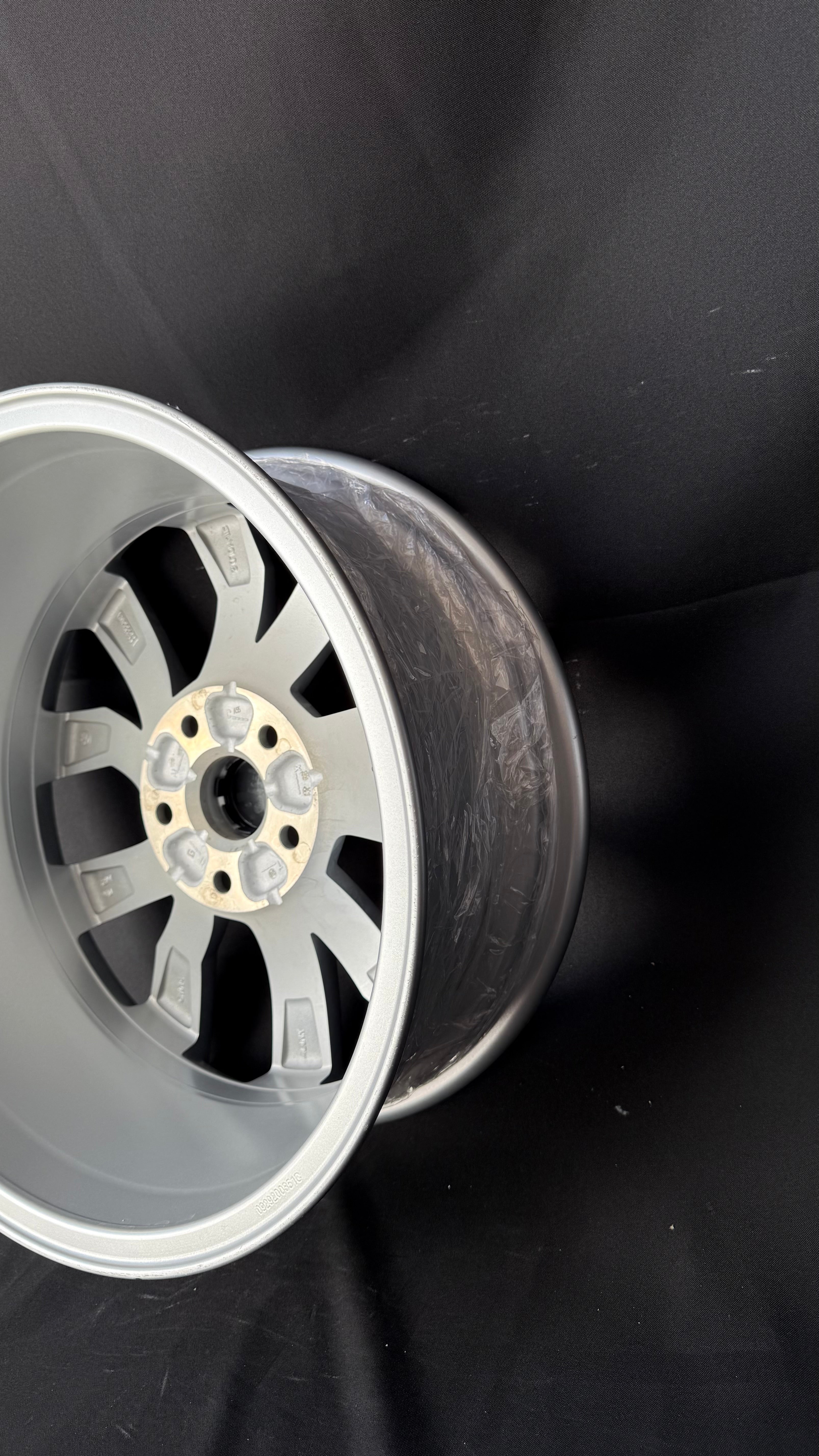 1 Rin 17” Volkswagen Golf TSI Jetta A6 A7 Original Nuevo