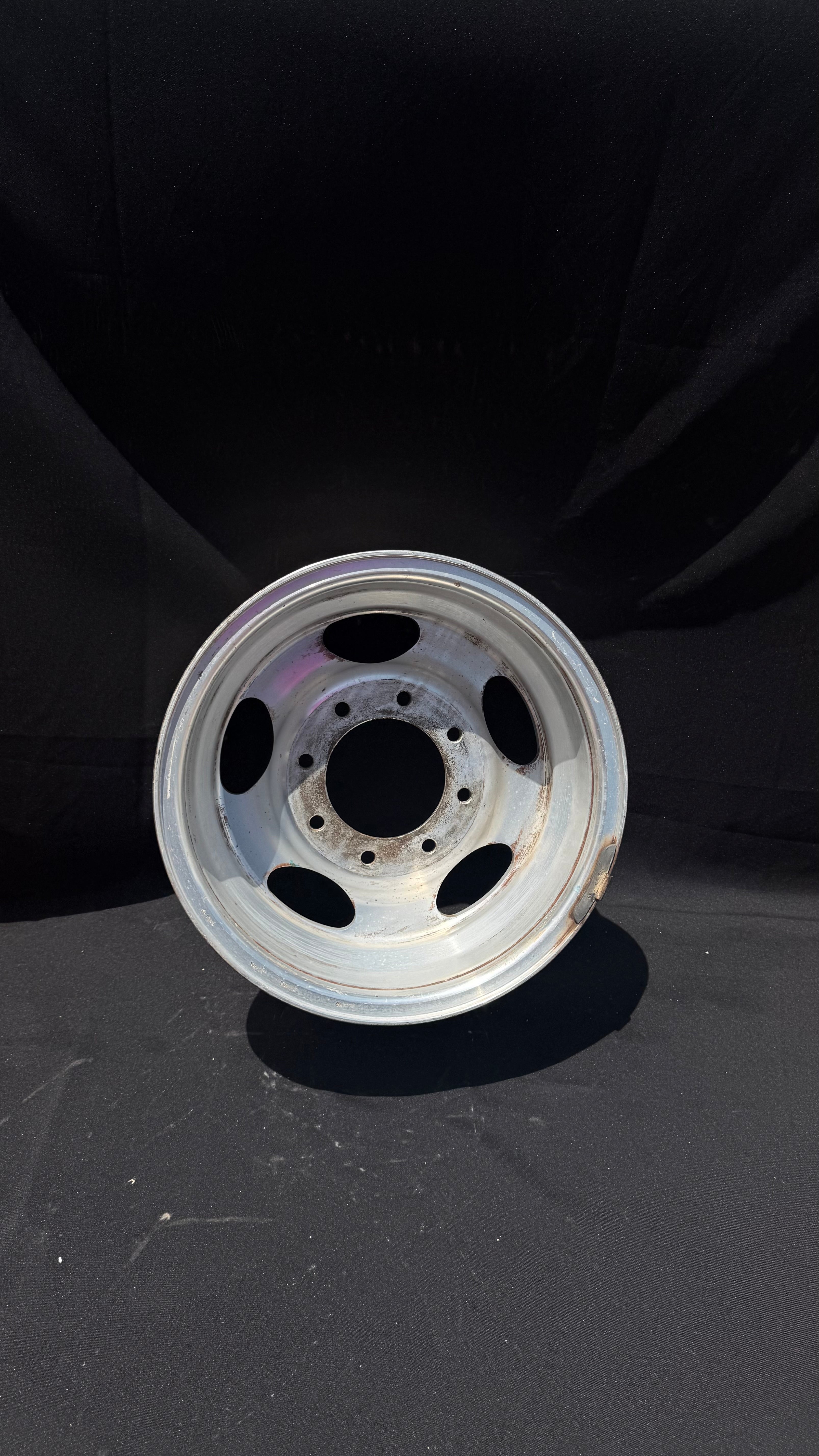 1 Rin 16” Ford Excursion y Ford F-250 – 8 Birlos