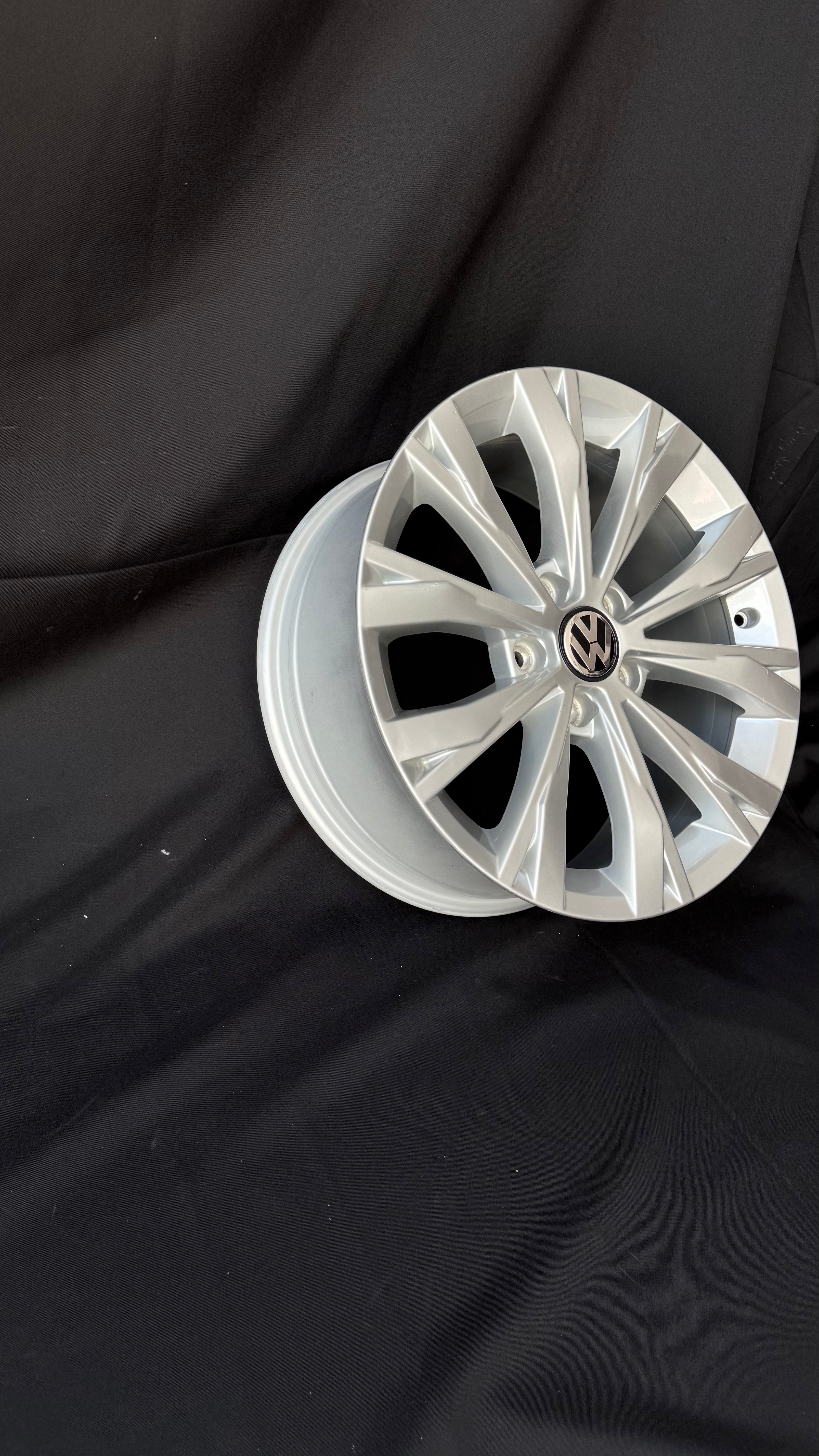 1 Rin 17” Volkswagen Tiguan Taos Golf Jetta MK6 MK7 Original Nuevo 5x112