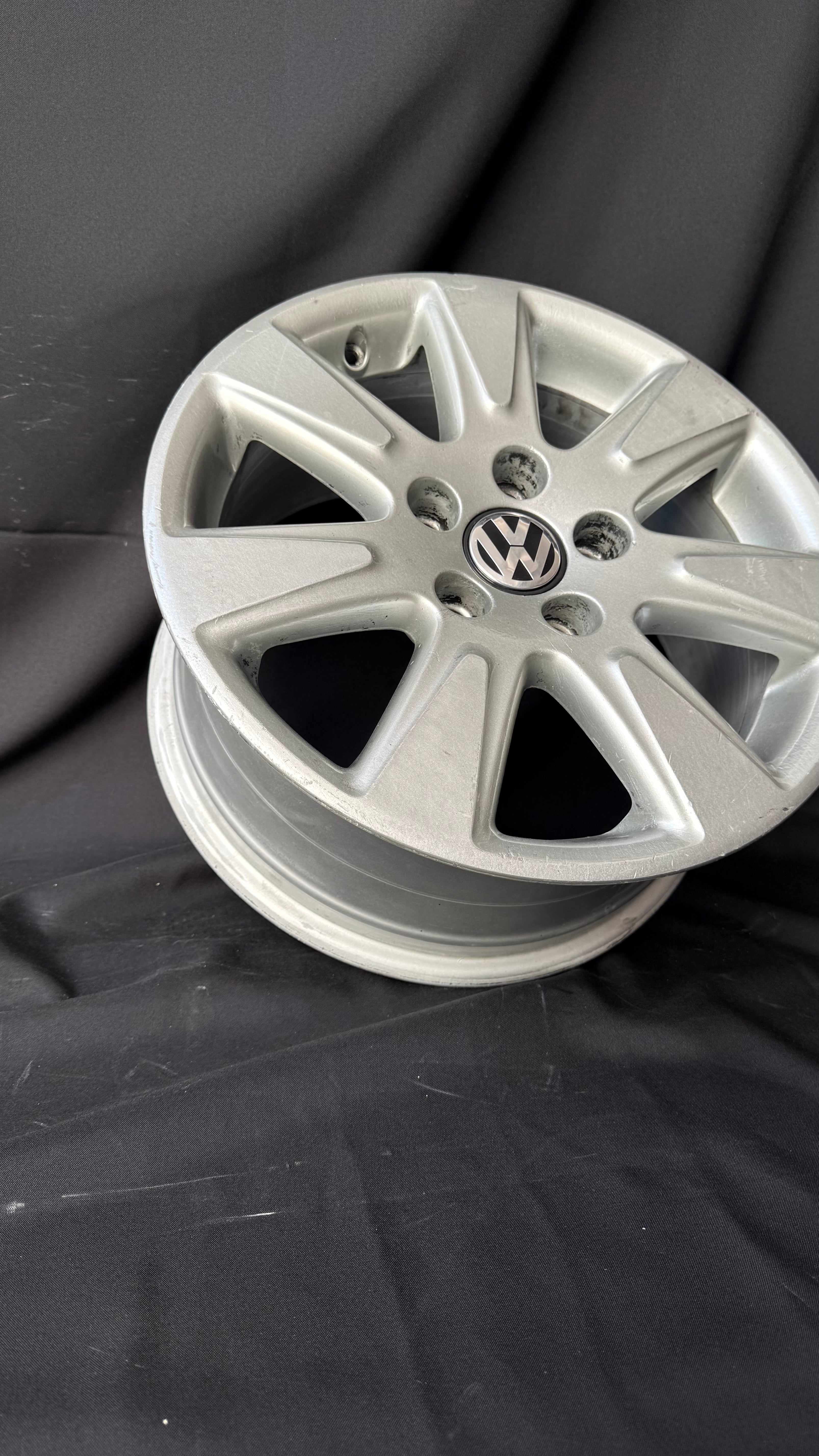4 Rines 16” Volkswagen Passat Originales Seminuevos 5-112