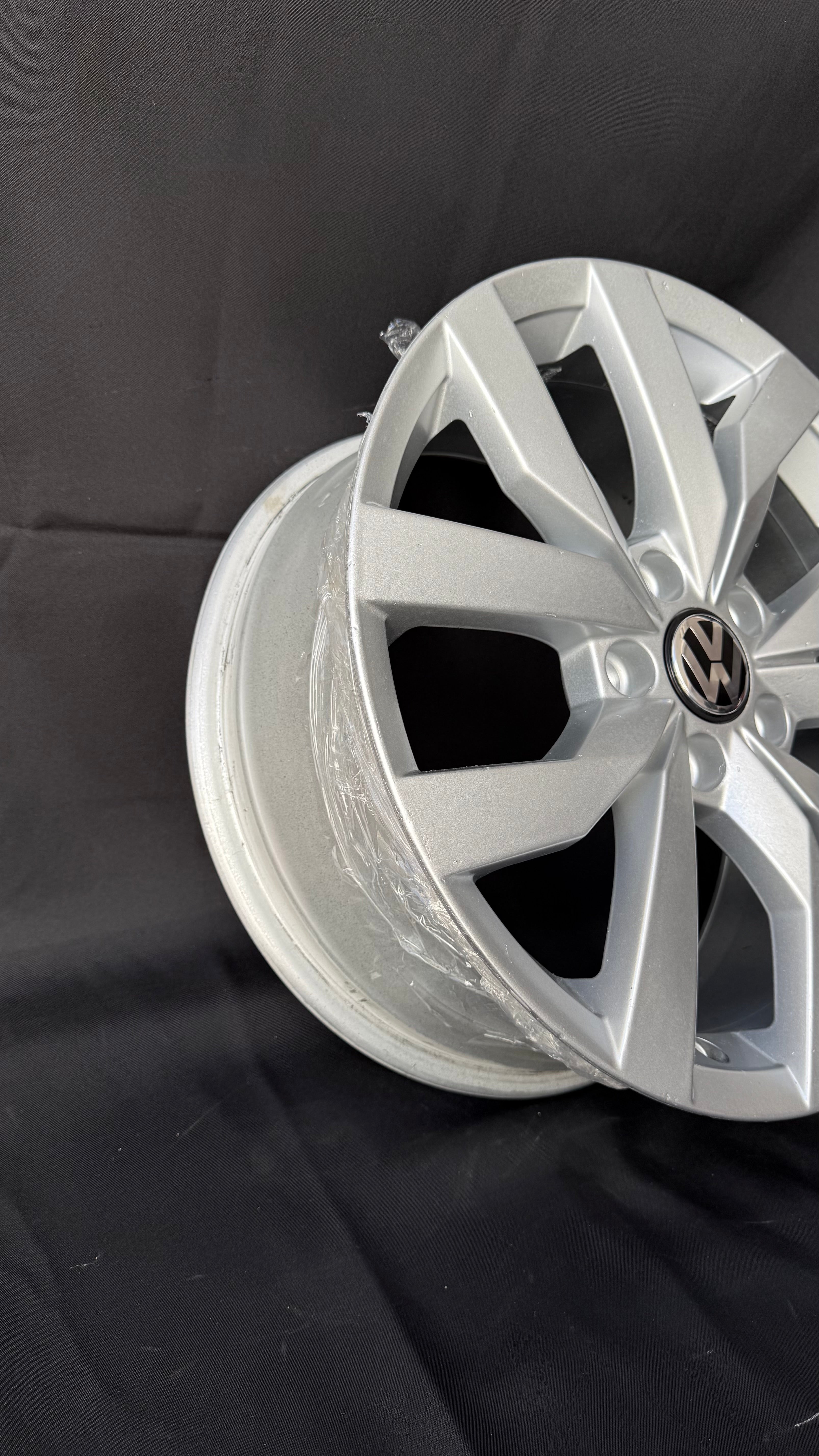 1 Rin 17” Volkswagen Golf TSI Jetta A6 A7 Original Seminuevo