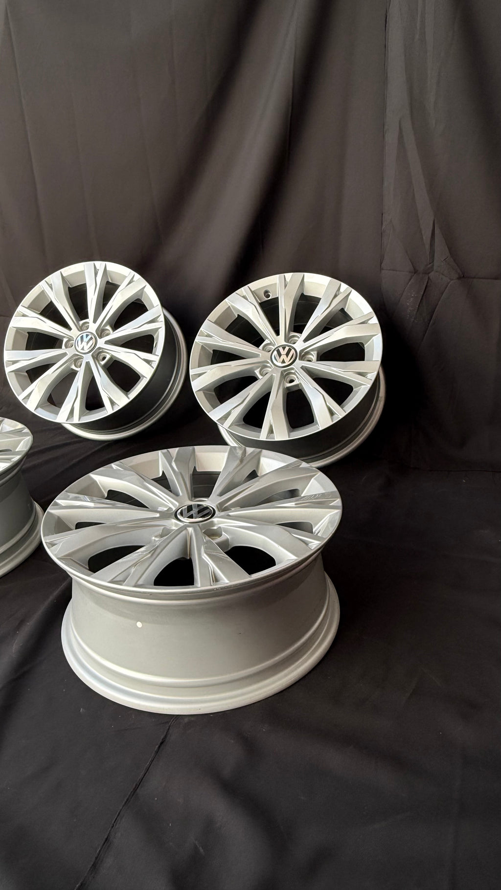 4 Rines 17” Volkswagen Tiguan Taos Golf Jetta MK6 MK7 Originales Seminuevos 5x112