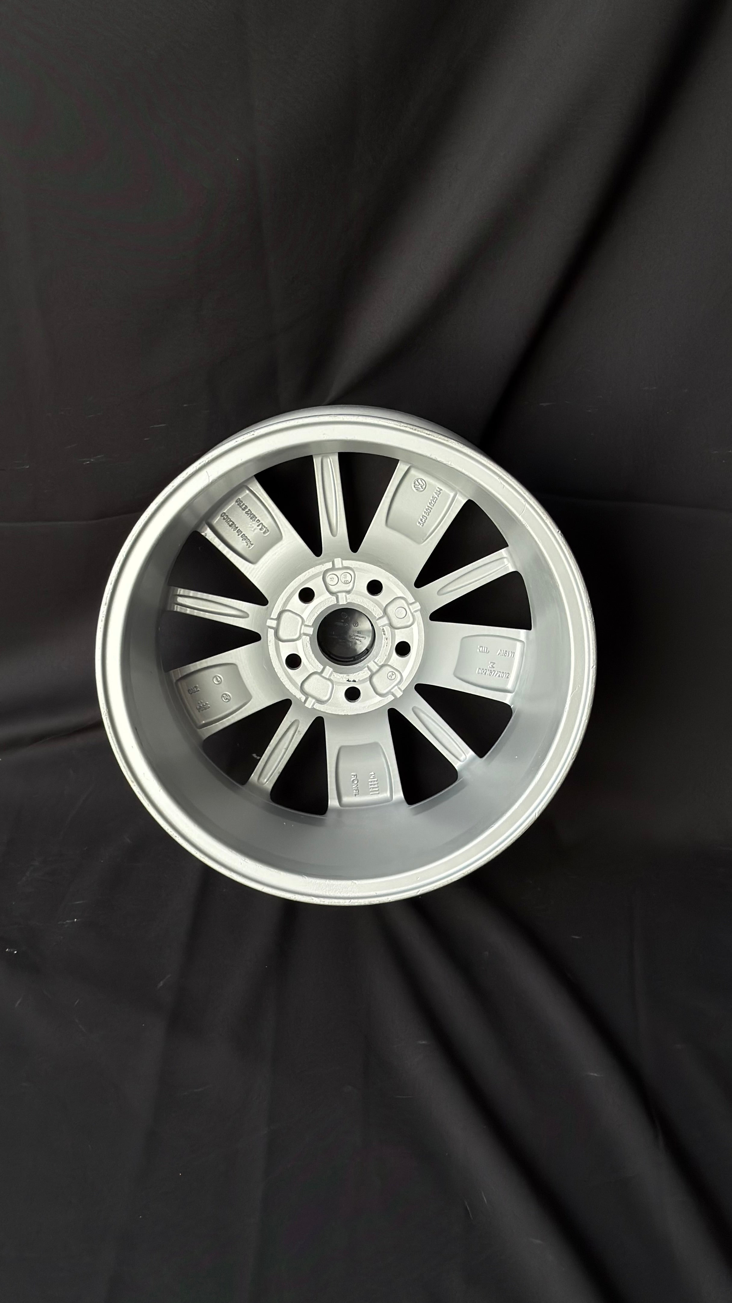 1 Rin 16” Volkswagen Golf Jetta MK6 MK7 Seminuevo 5x112