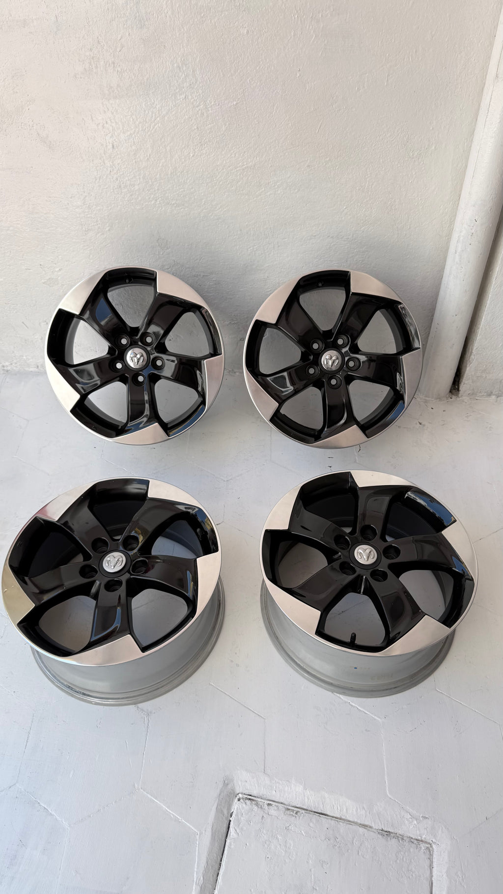 4 Rines 17” Jeep Liberty, Compass, Patriot, Nitro y Dodge Originales Seminuevos 5x114
