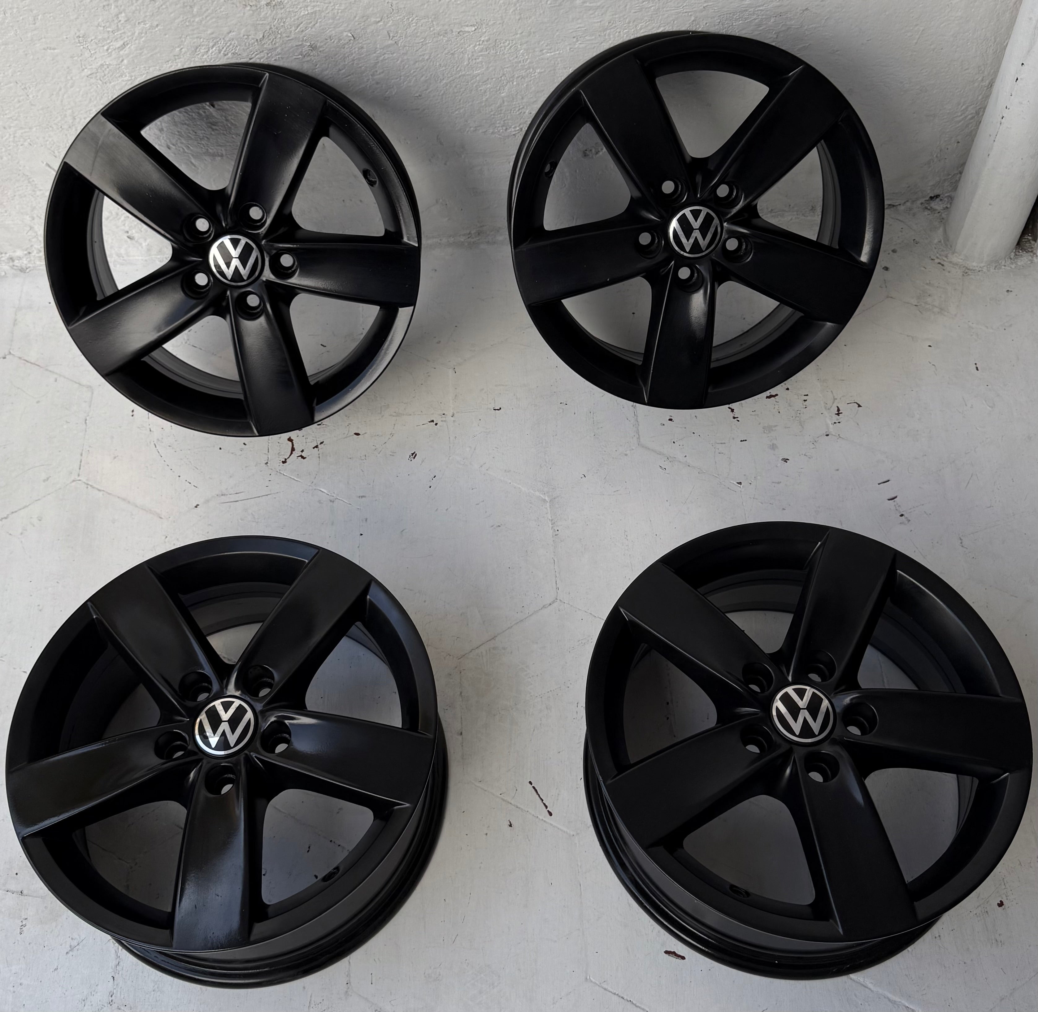 4 Rines 16” Volkswagen Golf y Jetta MK6, MK7 – 5×112 | Black Piano