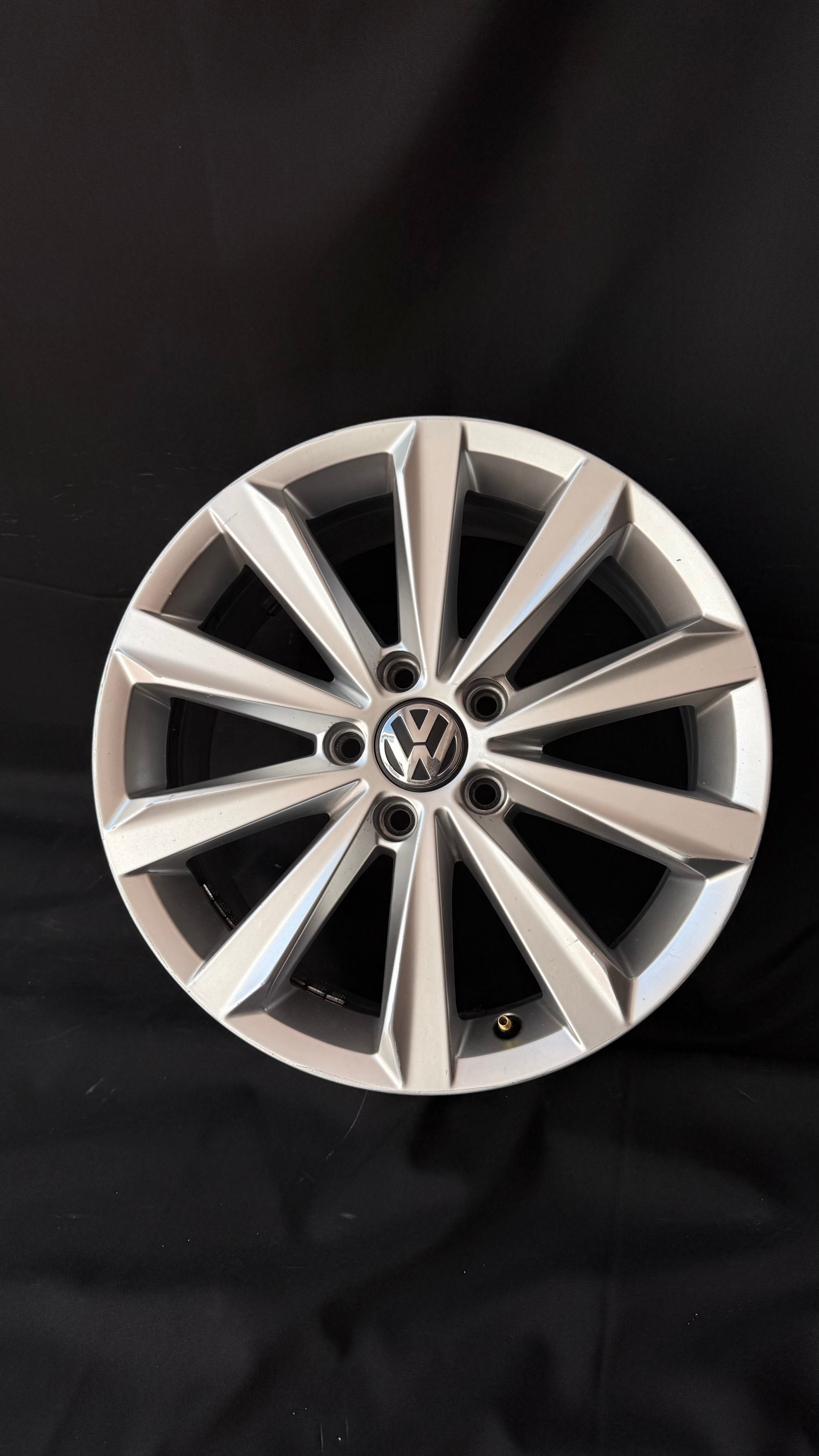 1 Rin 17” Volkswagen Tiguan Taos Golf Jetta MK6 MK7 Passat New Beetle Original Seminuevo 5x112
