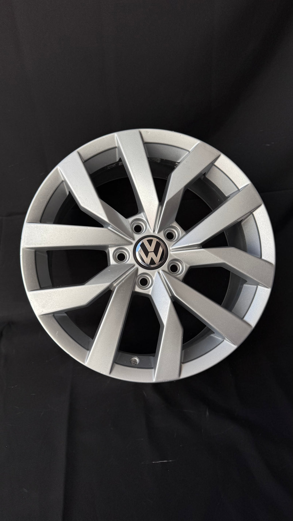 1 Rin 17” Volkswagen Golf TSI Jetta A6 A7 Original Seminuevo