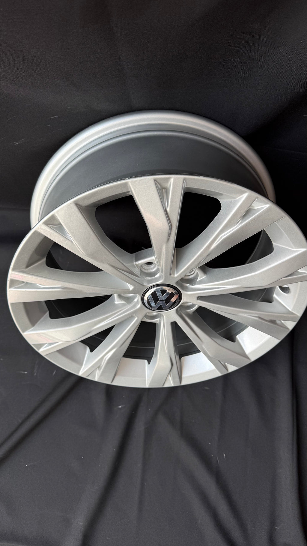 1 Rin 17” Volkswagen Tiguan Taos Golf Jetta MK6 MK7 Original Seminuevo 5x112